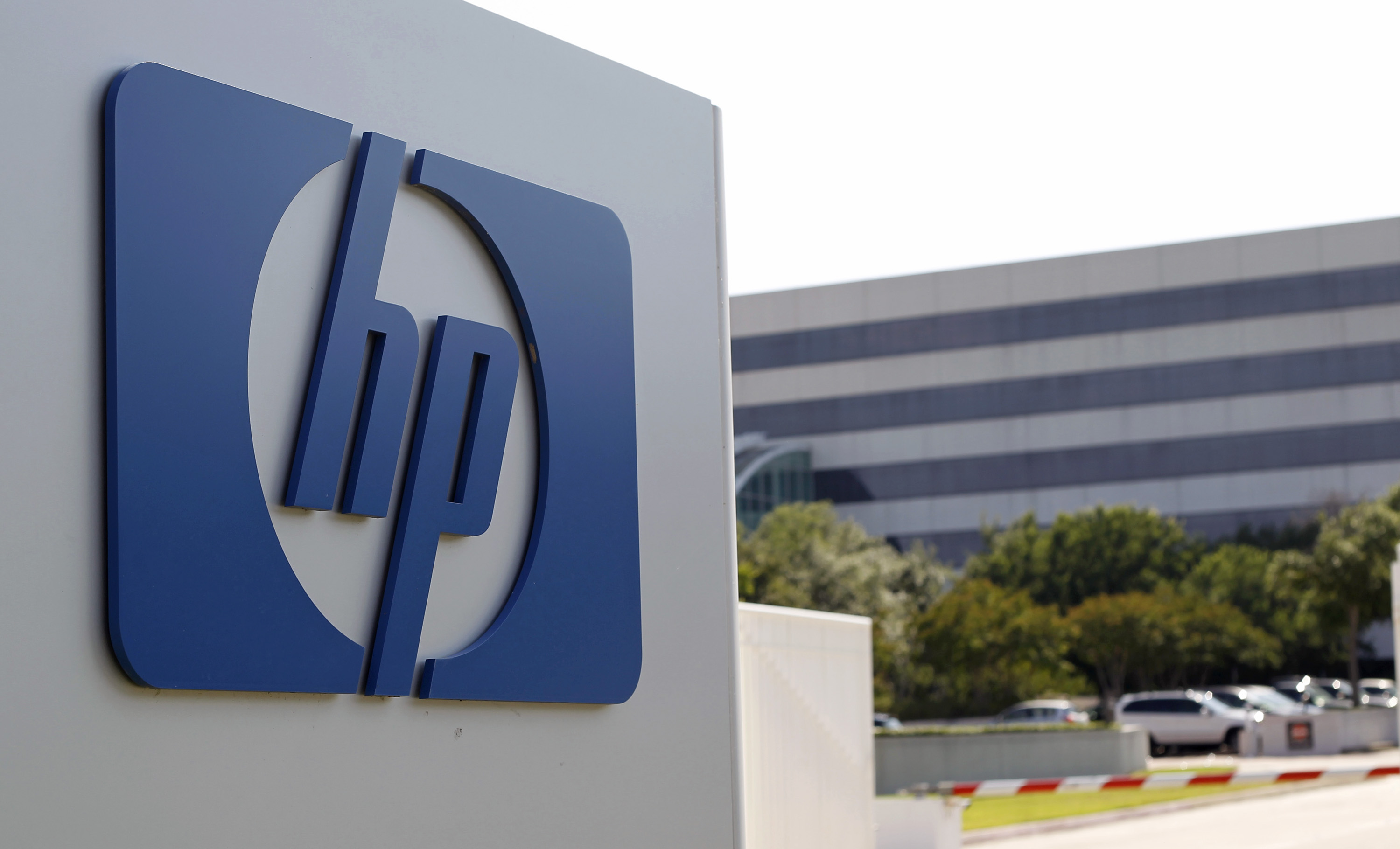 HP Third-Quarter Forecast Misses Estimate; 27,000 Jobs to Be Cut