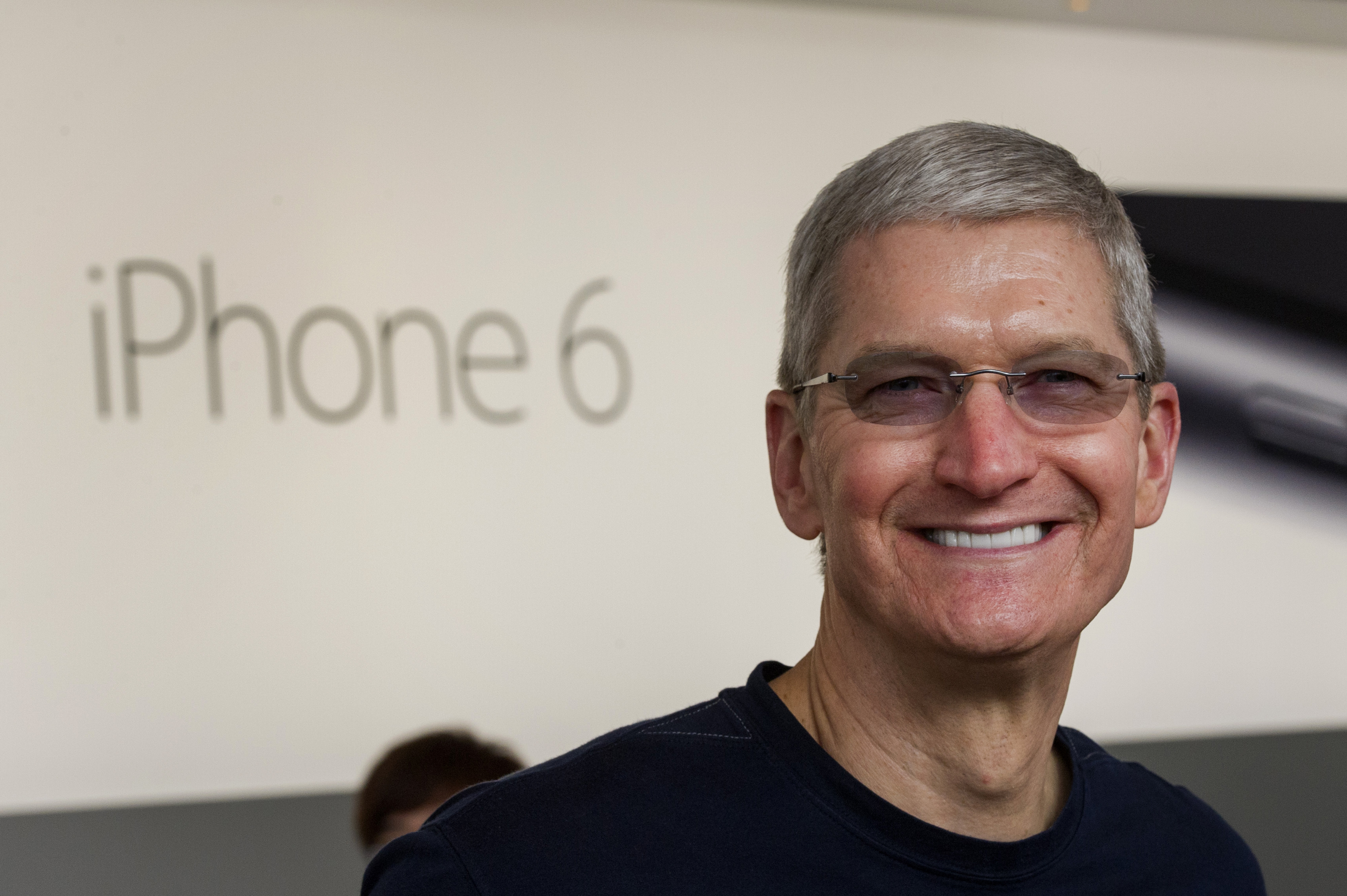 Apple's New Big-Screen iPhones Draw Long Lines As Sales Start