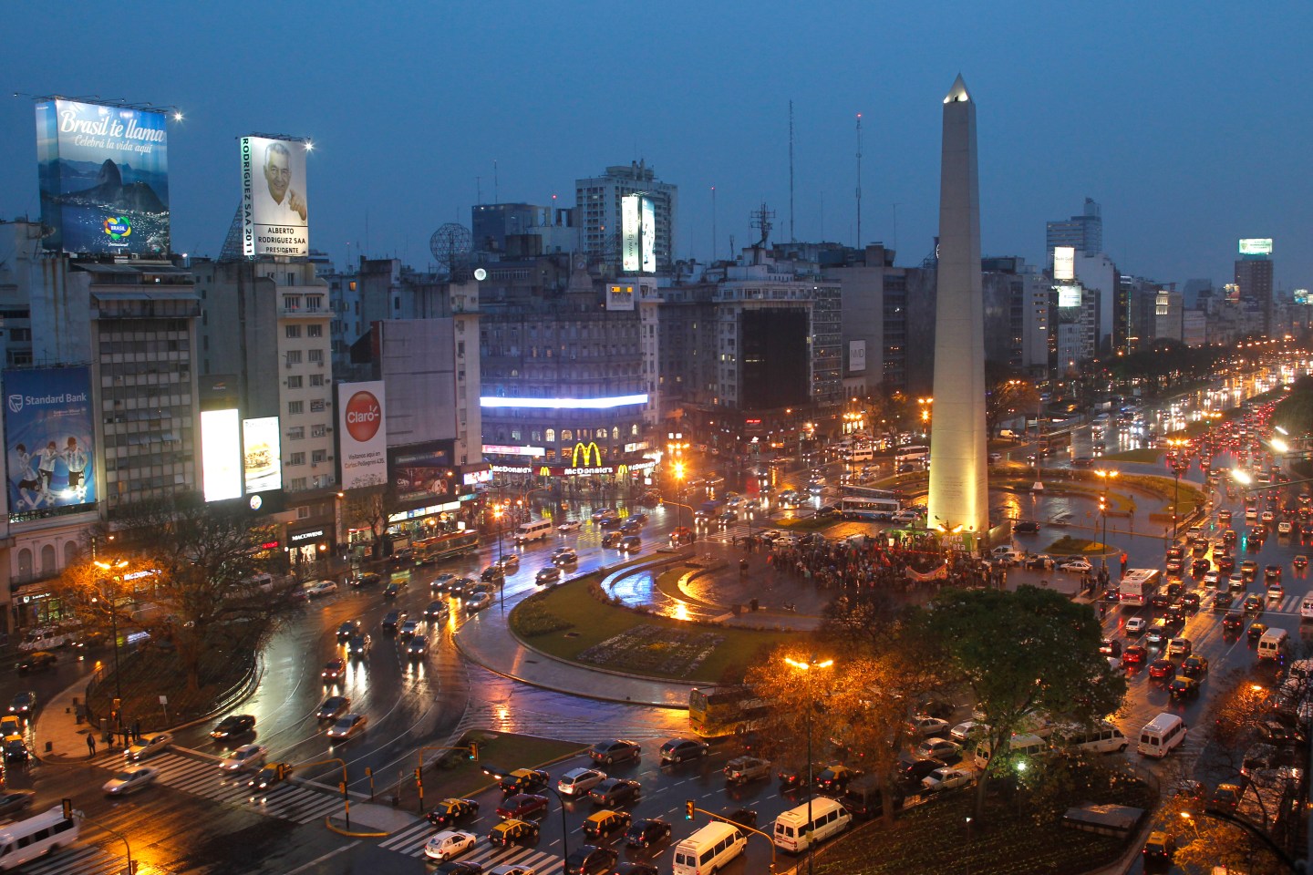 Overview of Buenos Aires' 9 de Julio Avenue