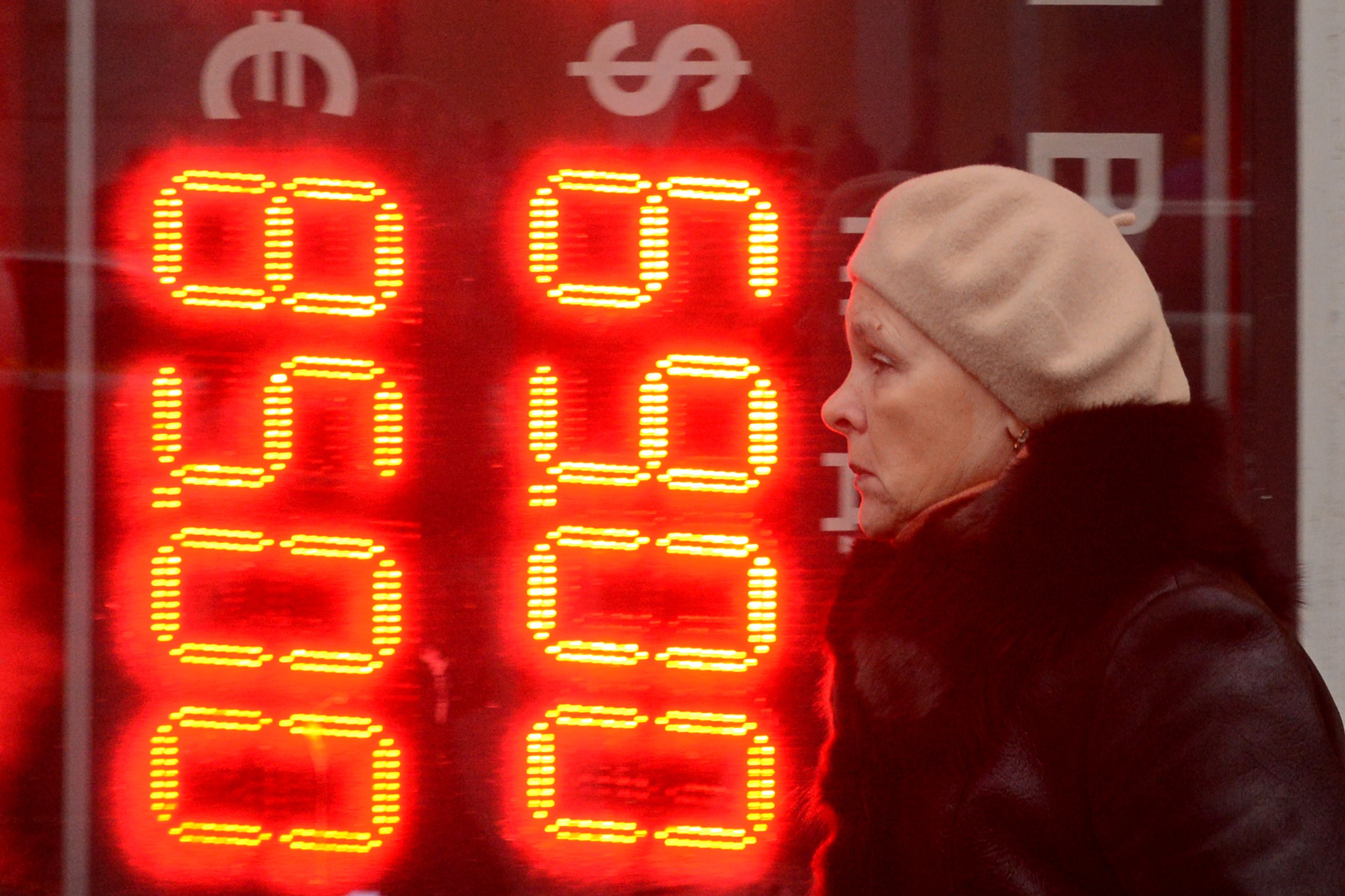 RUSSIA-ECONOMY-FOREX-RUBLE-DROP