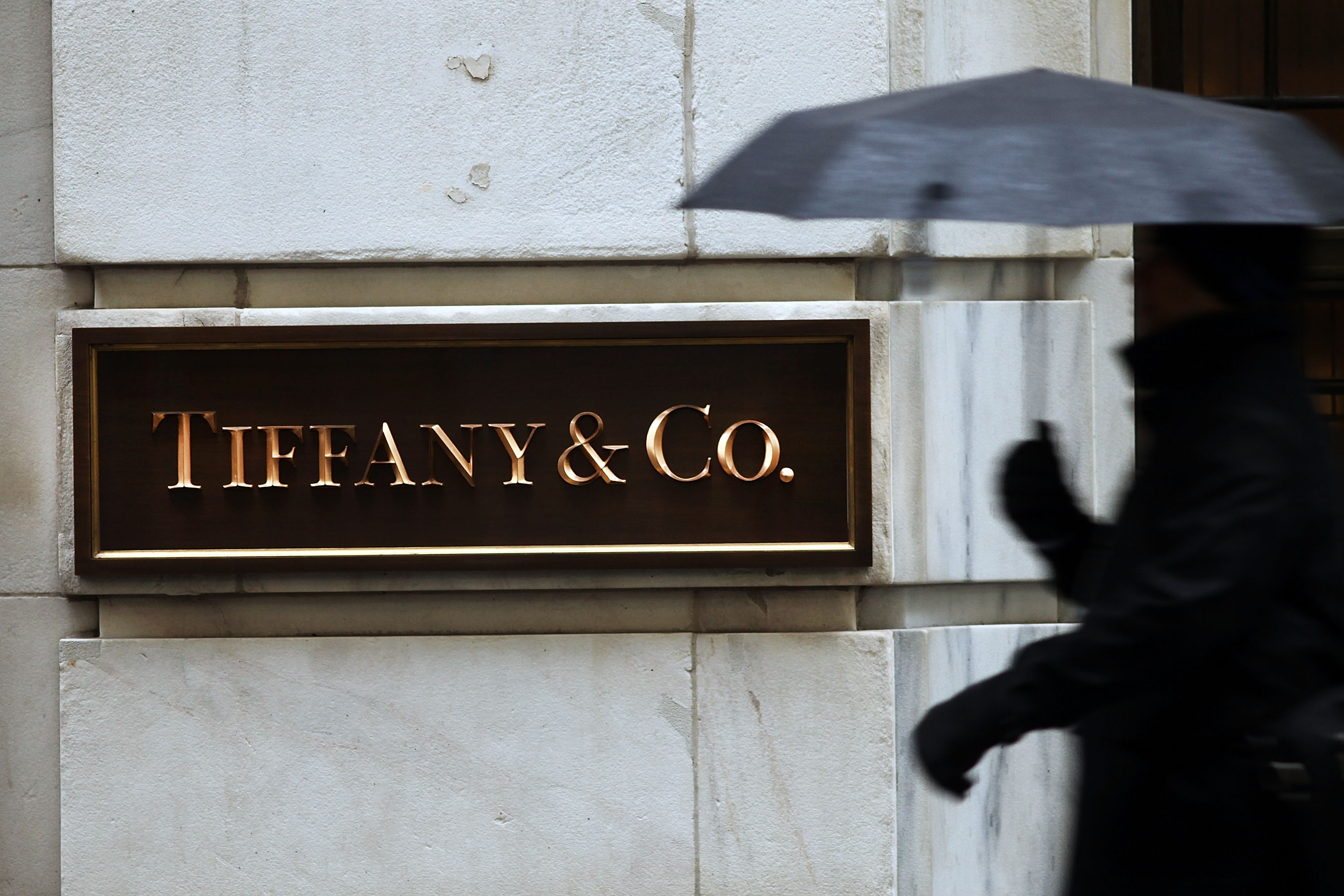 Tiffany's Cuts 2015 Profit Outlook After Poor Holiday Season Sales