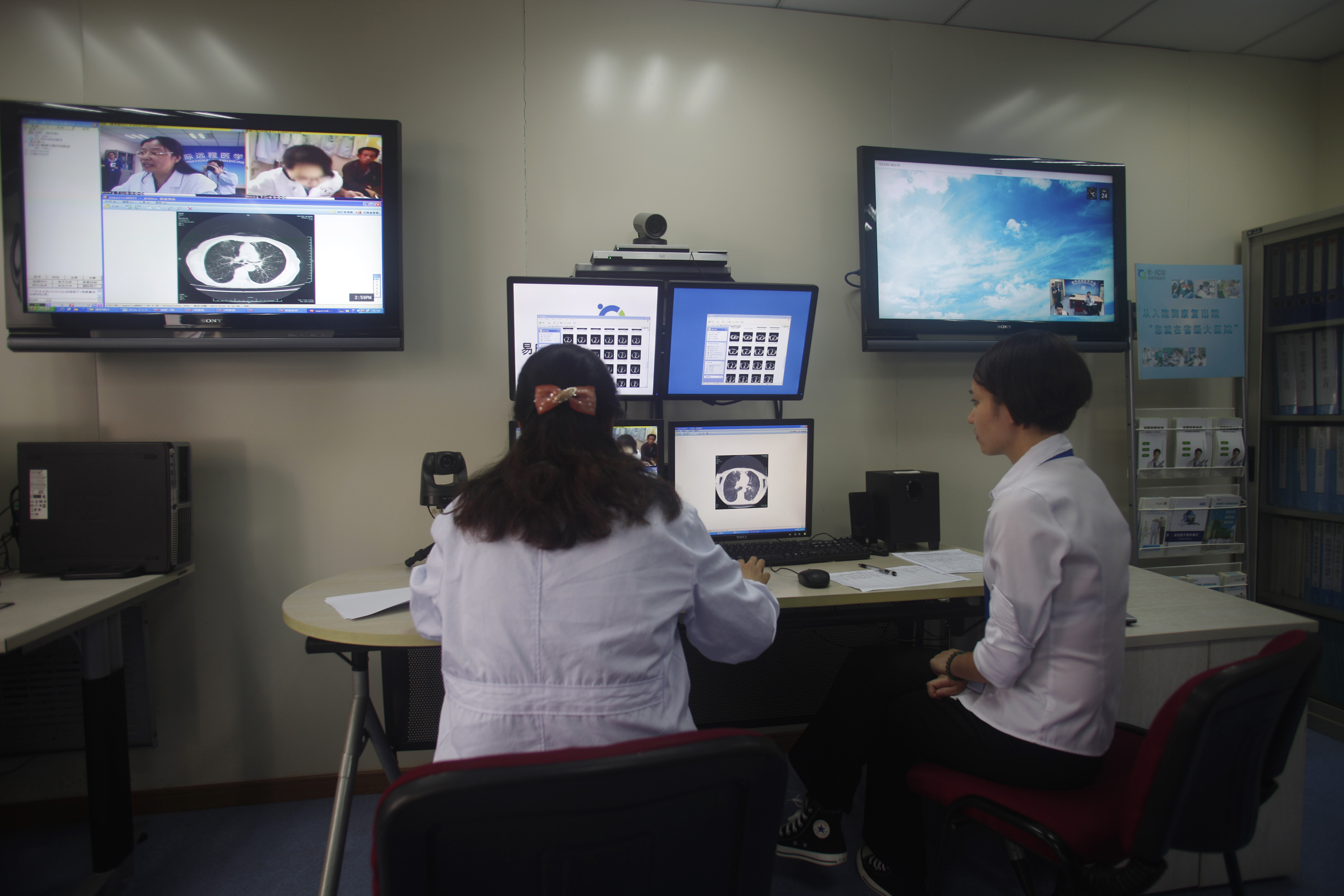 Doctors diagnose a patient remotely at the First Hospital of Zhejiang Province in Hangzhou