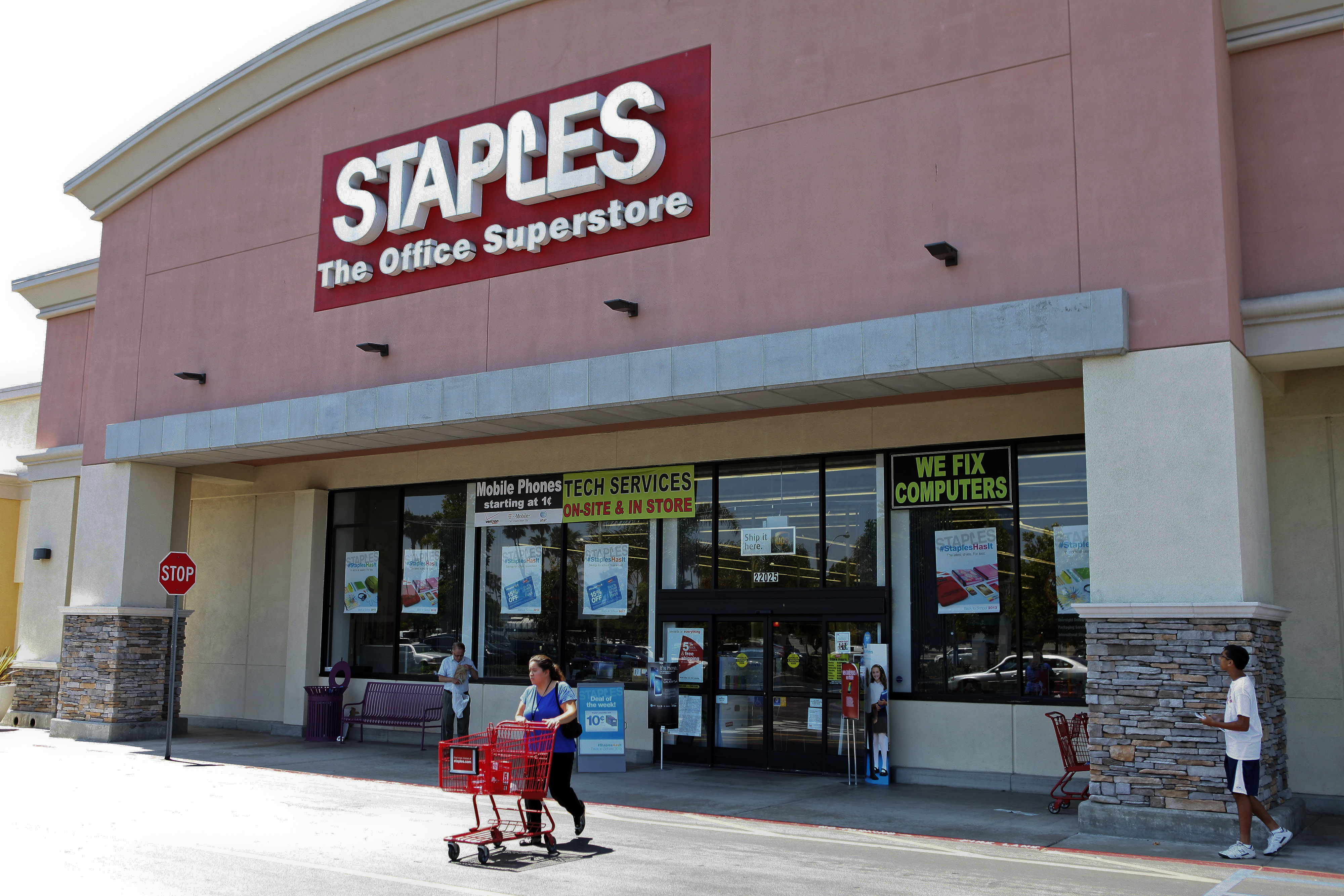 Staples Plunges Most in a Year After Cutting Profit Forecast