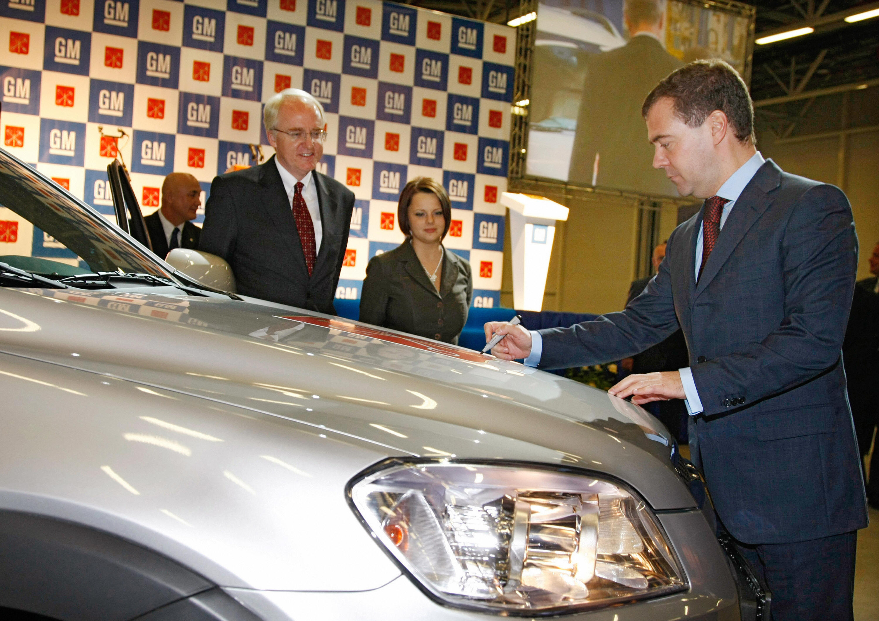 Russian President Dmitry Medvedev (R) au