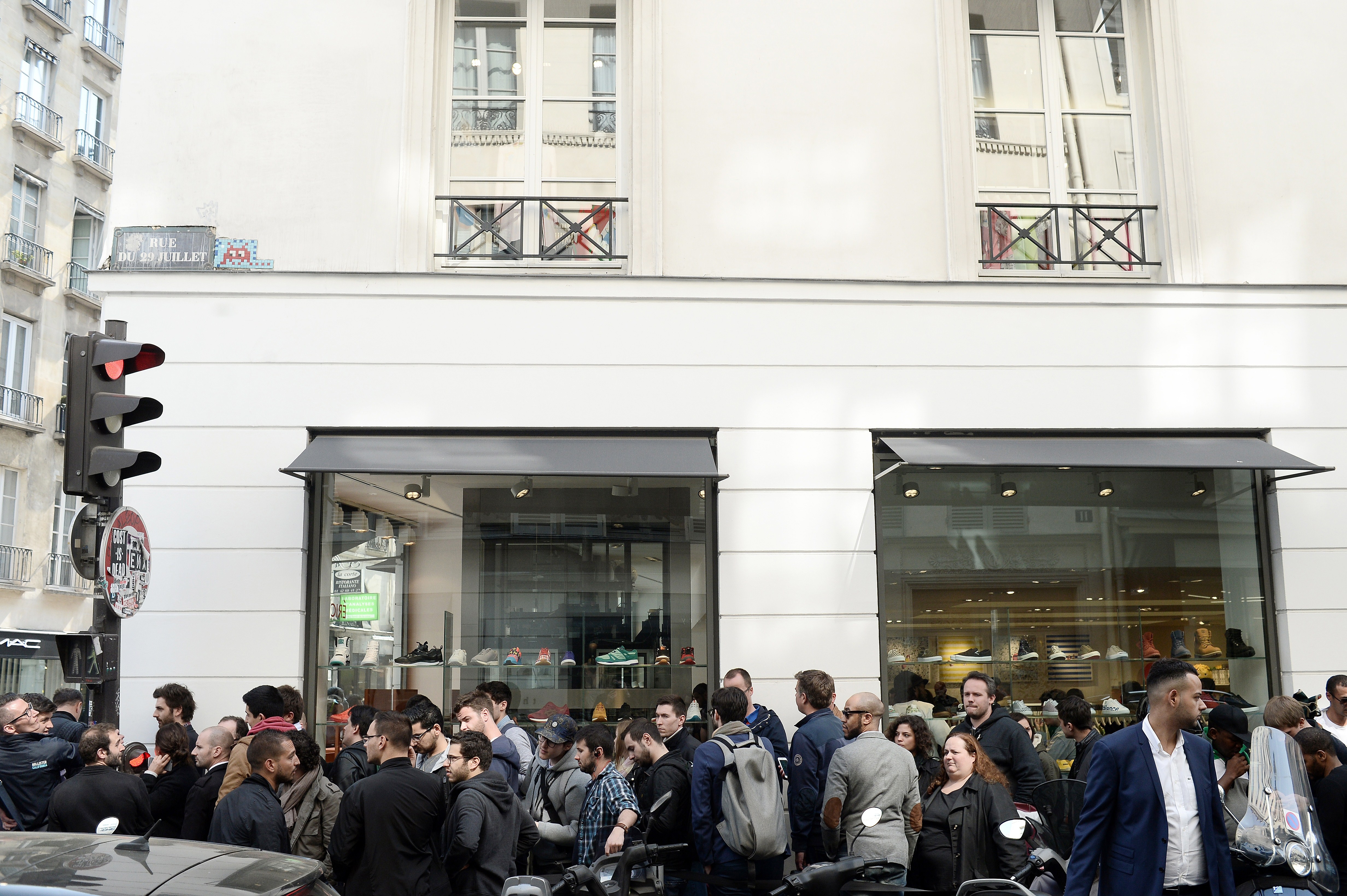 FRANCE-ECONOMY-APPLE-WATCH