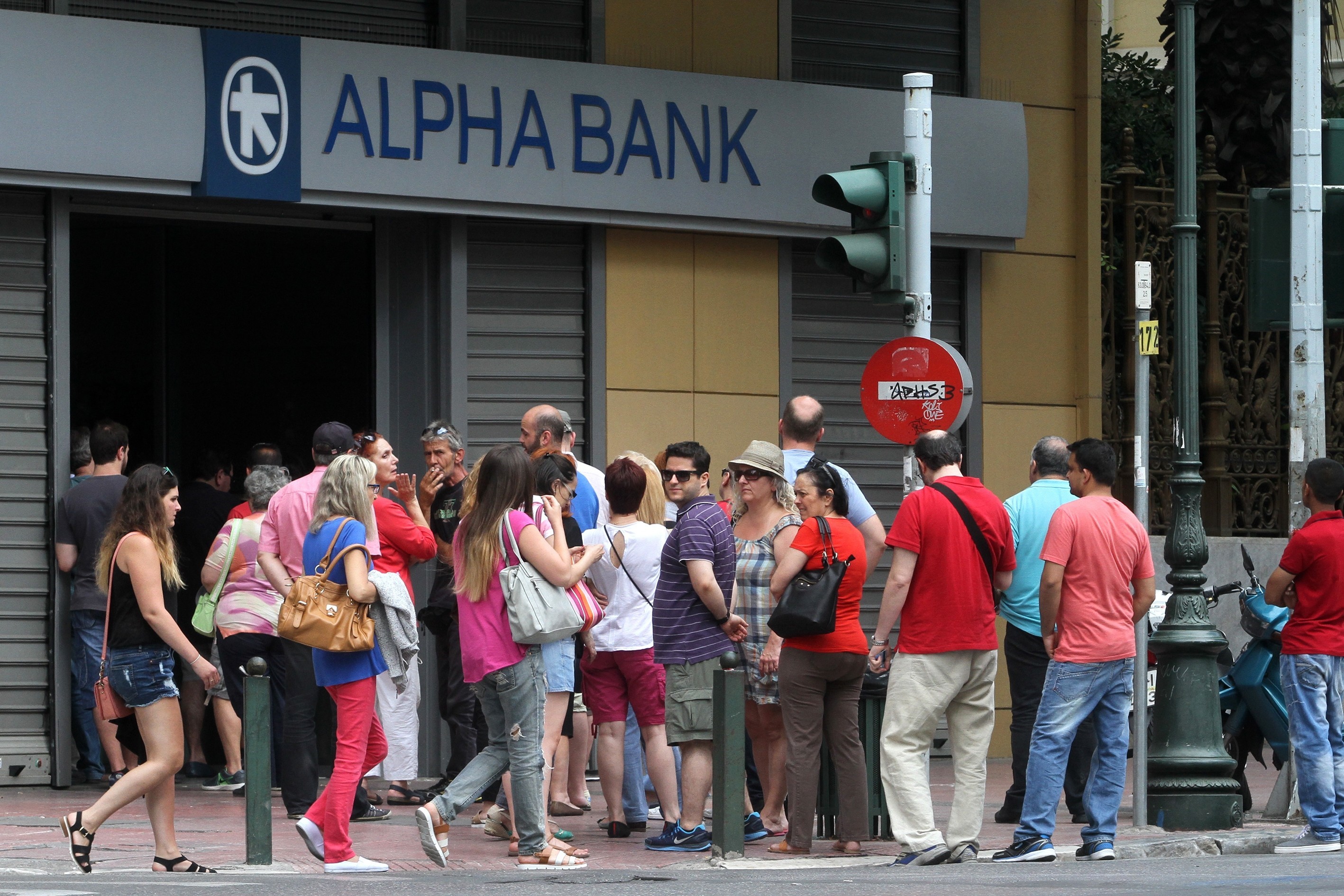 Greeks withdraw their cash from ATMs