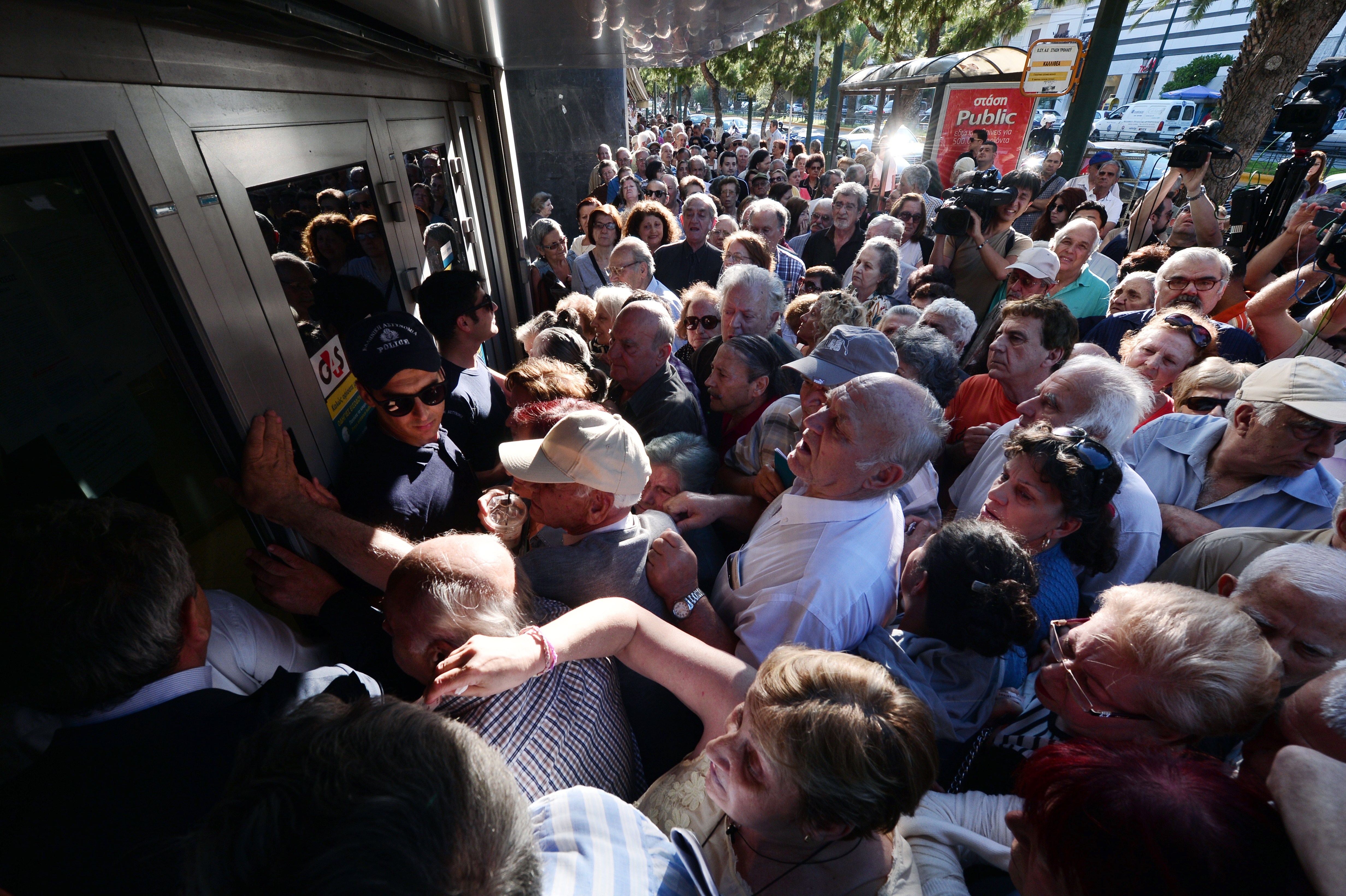 GREECE-ECONOMY-POLITICS-BANKING