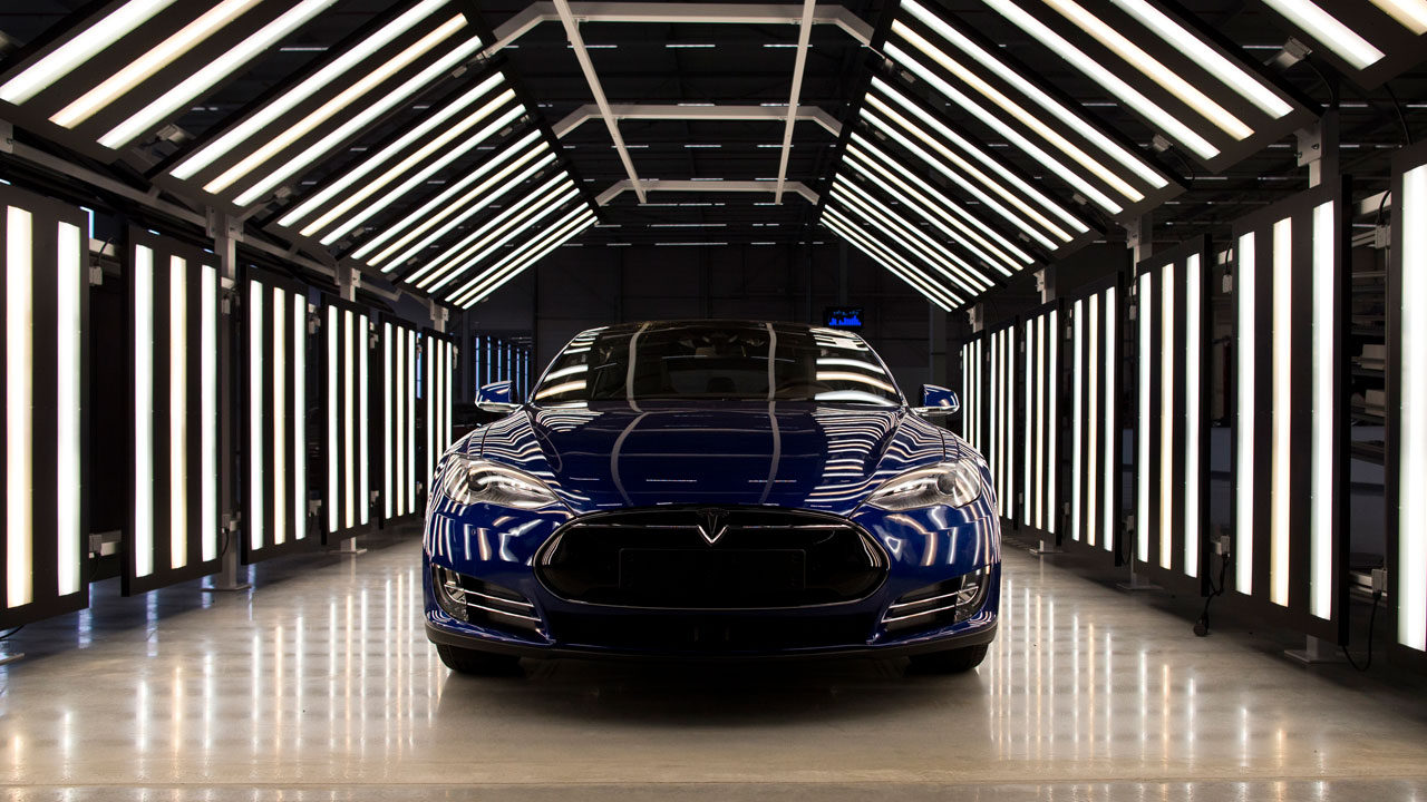 Tesla Will Now Tow Cars For Free For 500 Miles