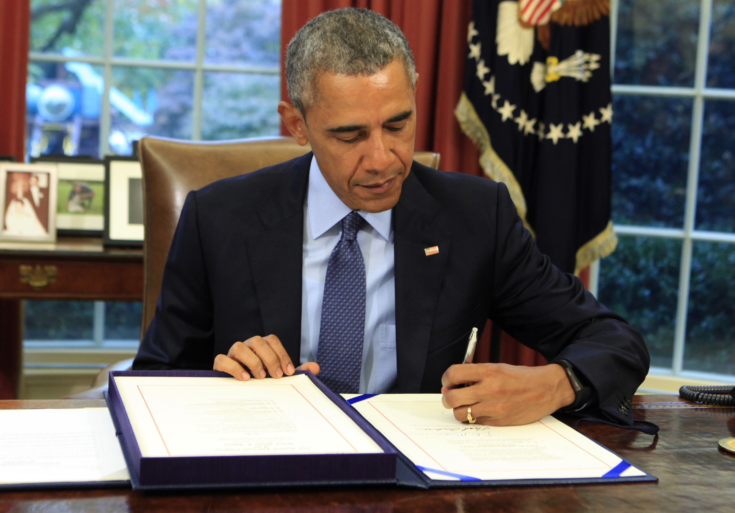 Obama signs bipartisan budget bill 2015 into law