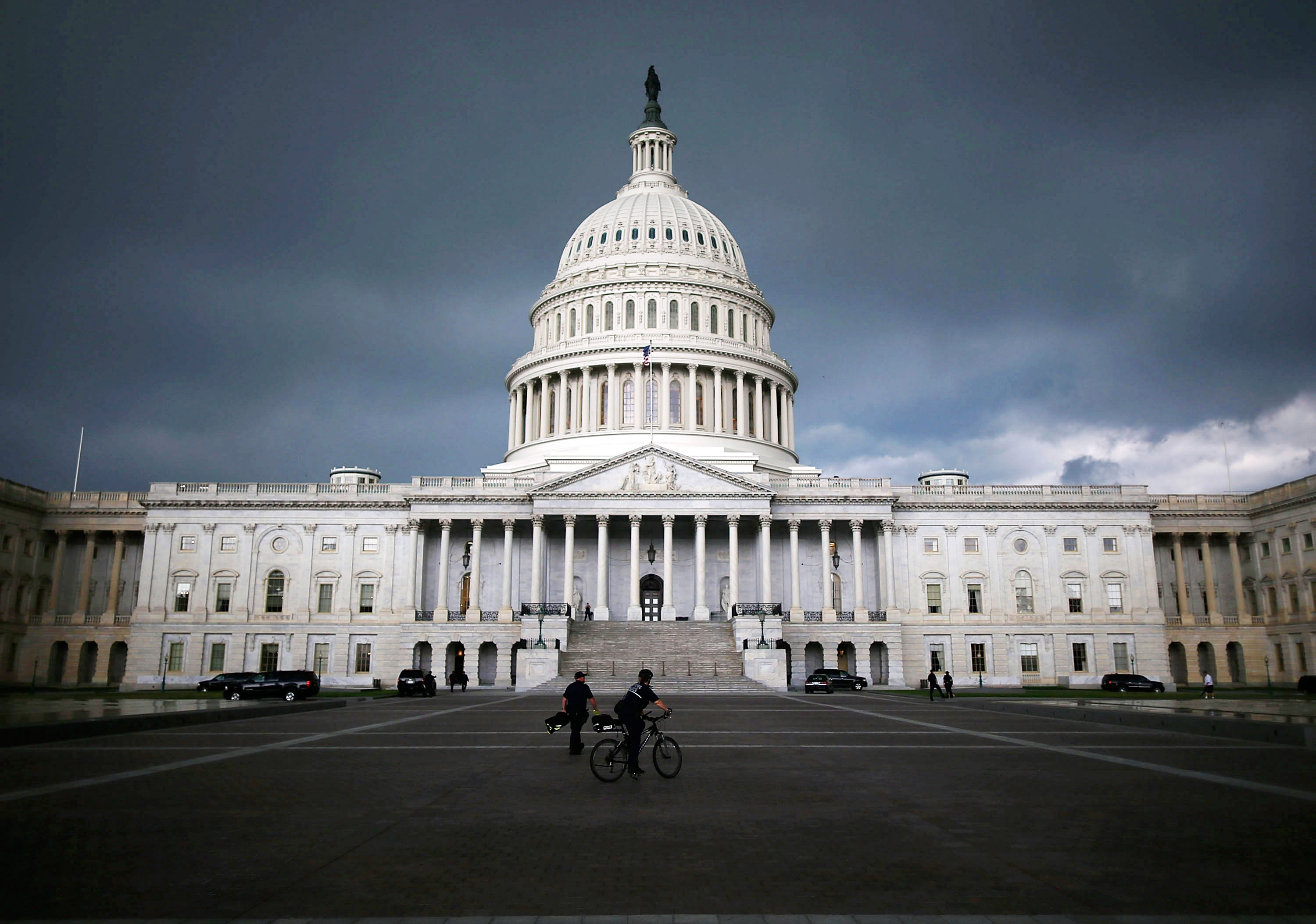Large Storm System From Midwest Makes Its Way East