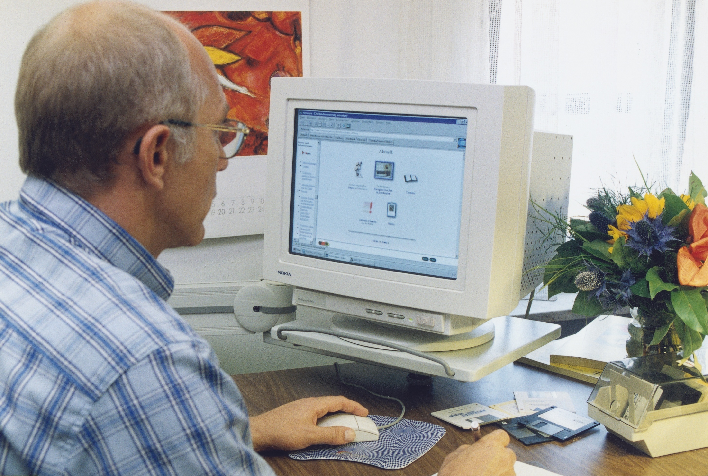 Computernutzer surft im Internet