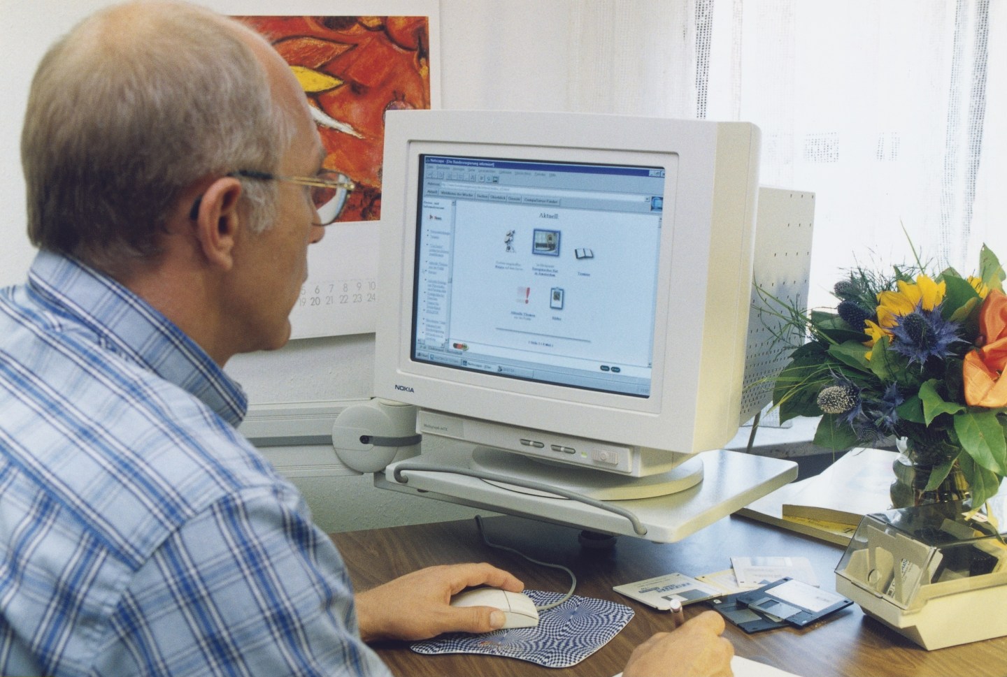 Computernutzer surft im Internet