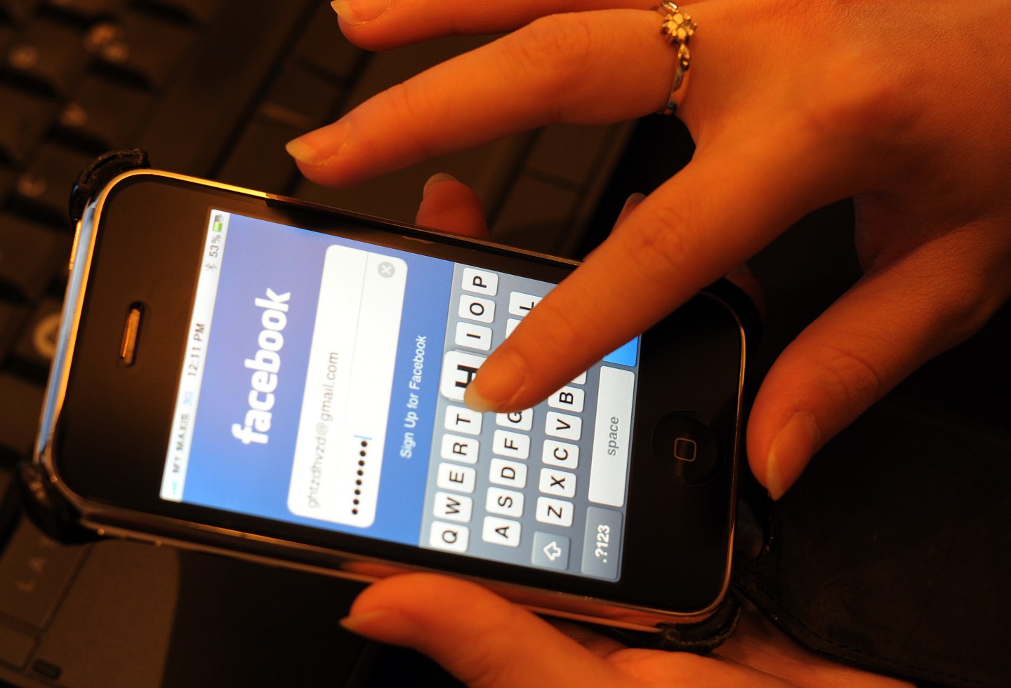 A user writes her password to enter Facebook.