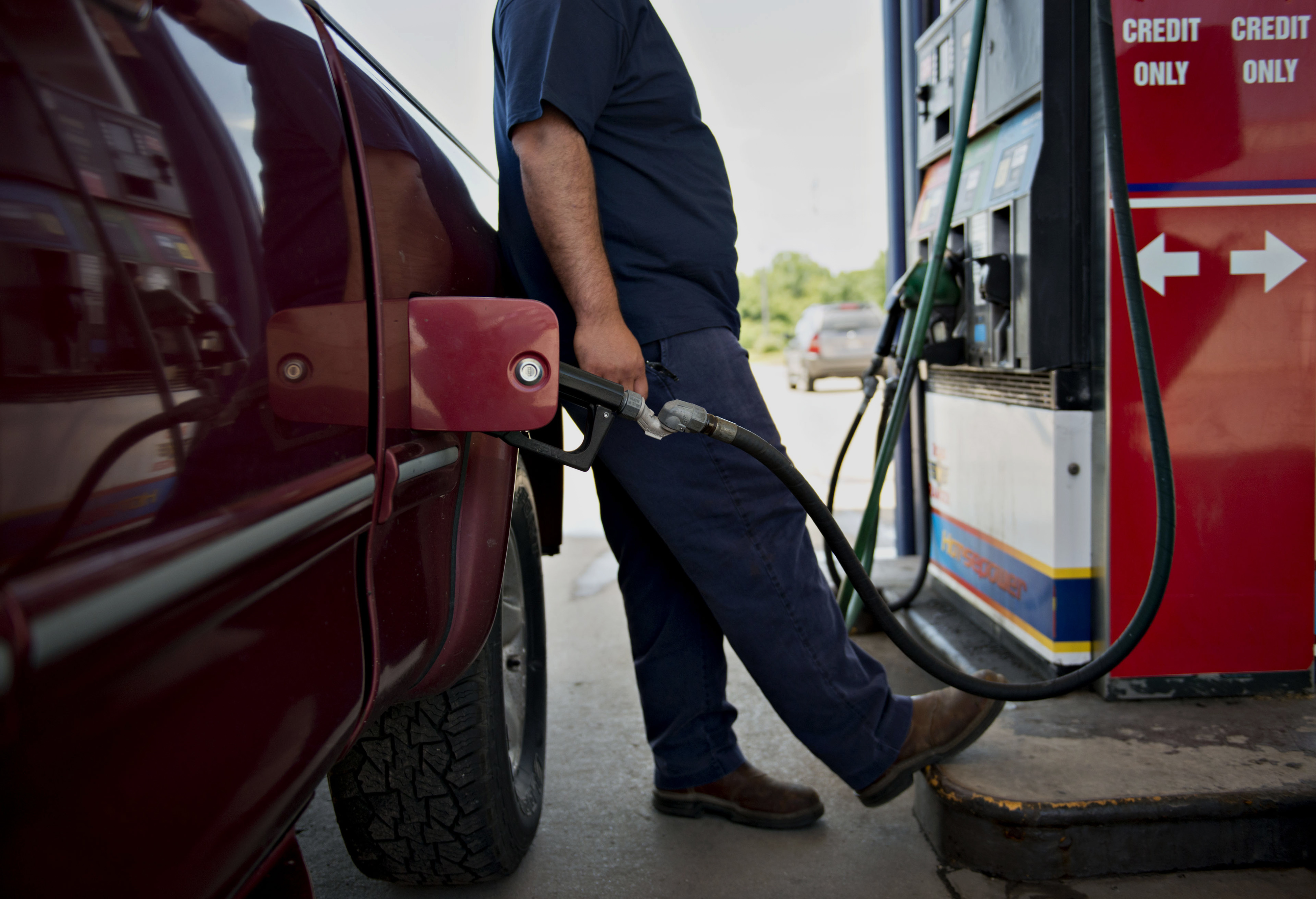 Gasoline at U.S. Pumps Seen Surging to 4-Year Seasonal High