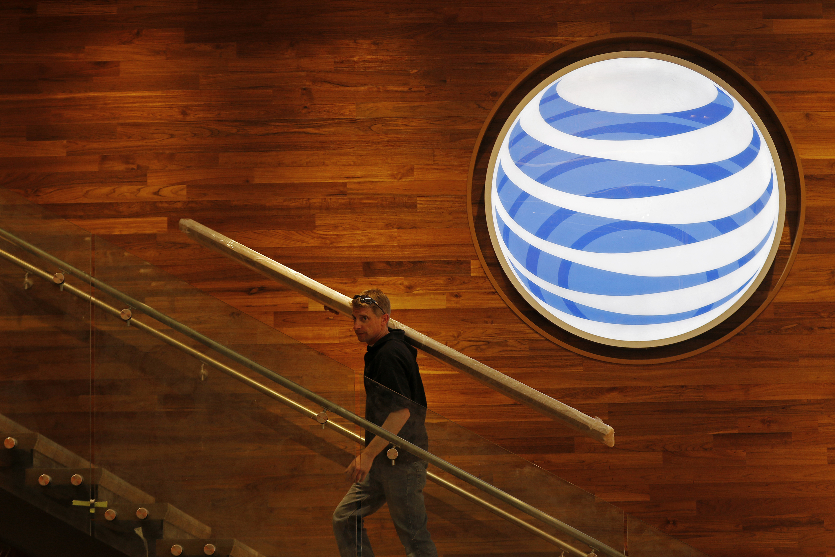 AT&amp;T, Verizon Happy To Be Toe-To-Toe