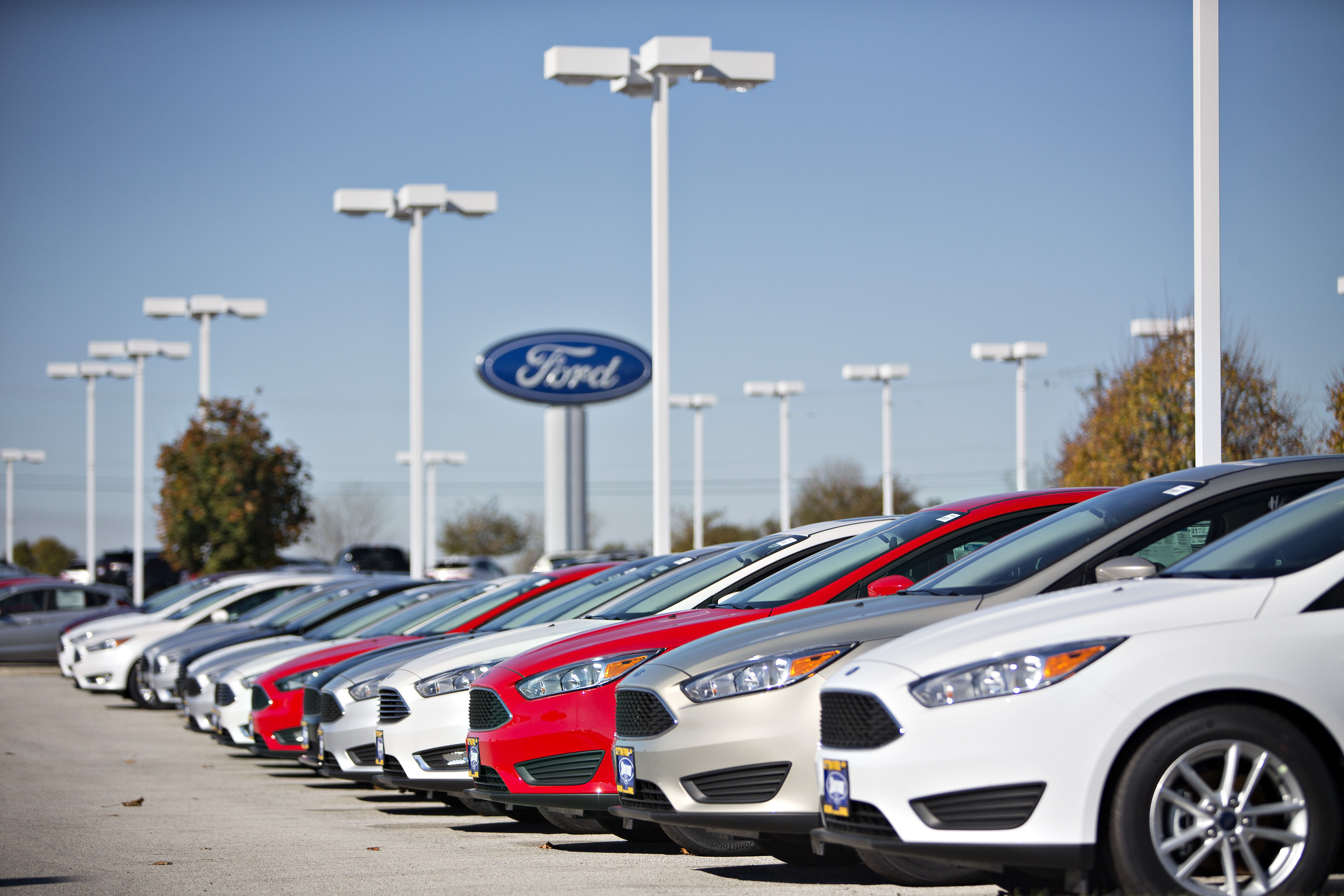 A row of new Ford Focus vehicles sit on display at Sutton Ford in Matteson, Illinois, U.S., on Friday, Oct. 30, 2015. Photographer: Daniel Acker/Bloomberg