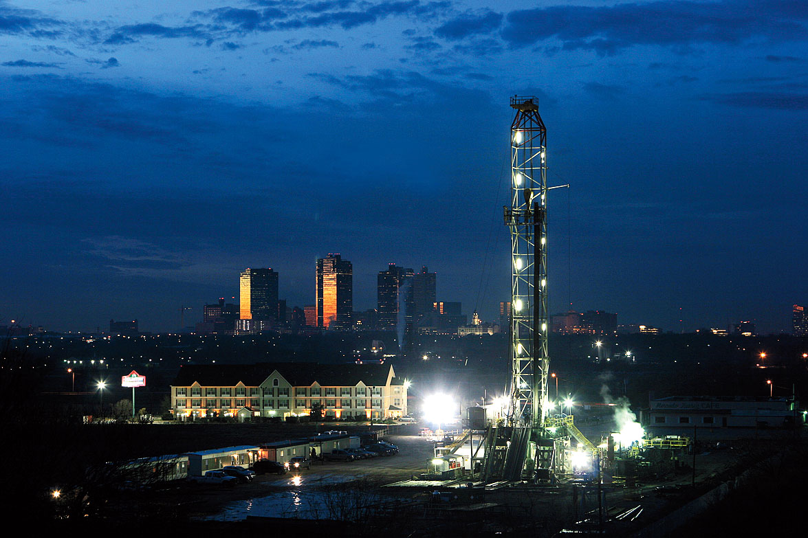 CHESAPEAKE ENERGY RIGS IN THE FORT WORTH, TX SKYLINE.  JANUARY 2007