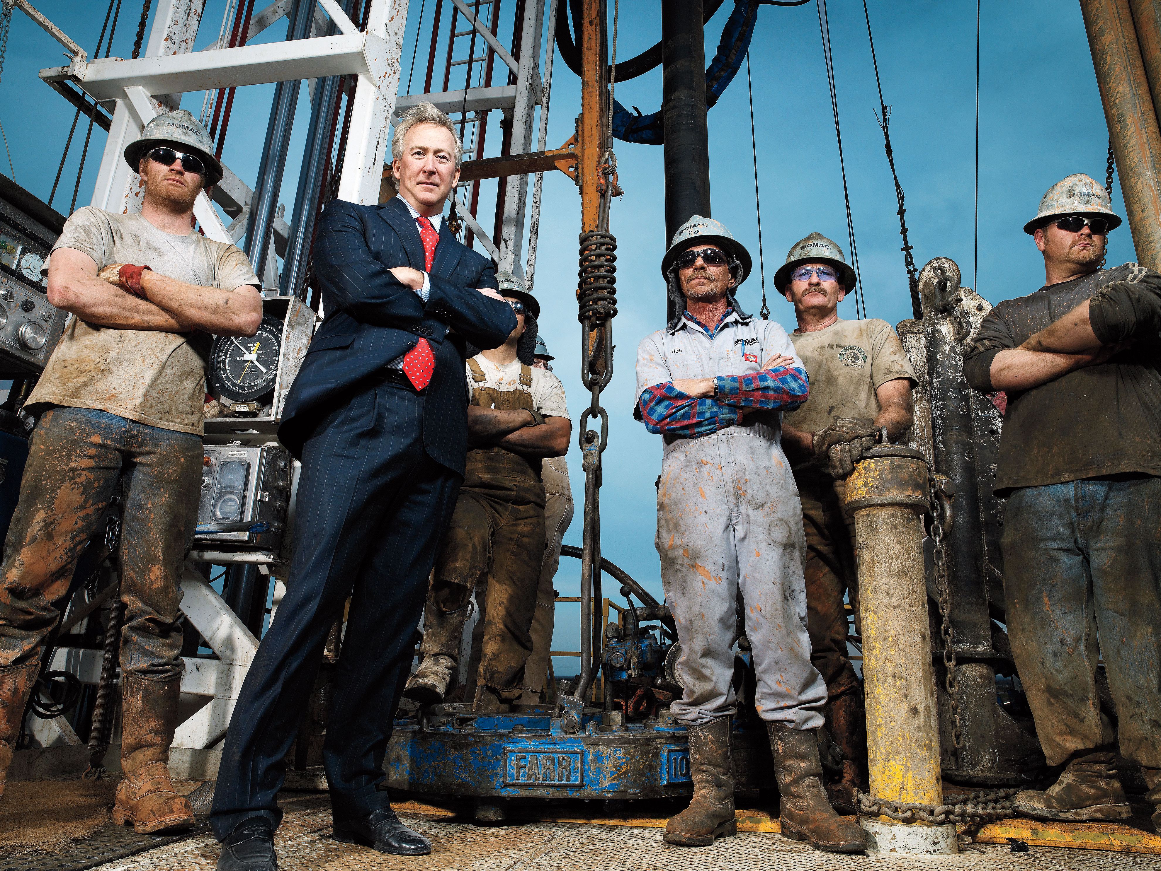 CEO OF CHESAPEAKE ENERGY, AUBREY MCCLENDON, PHOTOGRAPHED WITH ROUGHNECKS ON NATURAL GAS RIG IN NORTHWEST OKLAHOMA COUNTY NEAR THE COMMUNITY OF PIEDMONT, OKLAHOMA. PHOTOGRAPHED MARCH 2008.