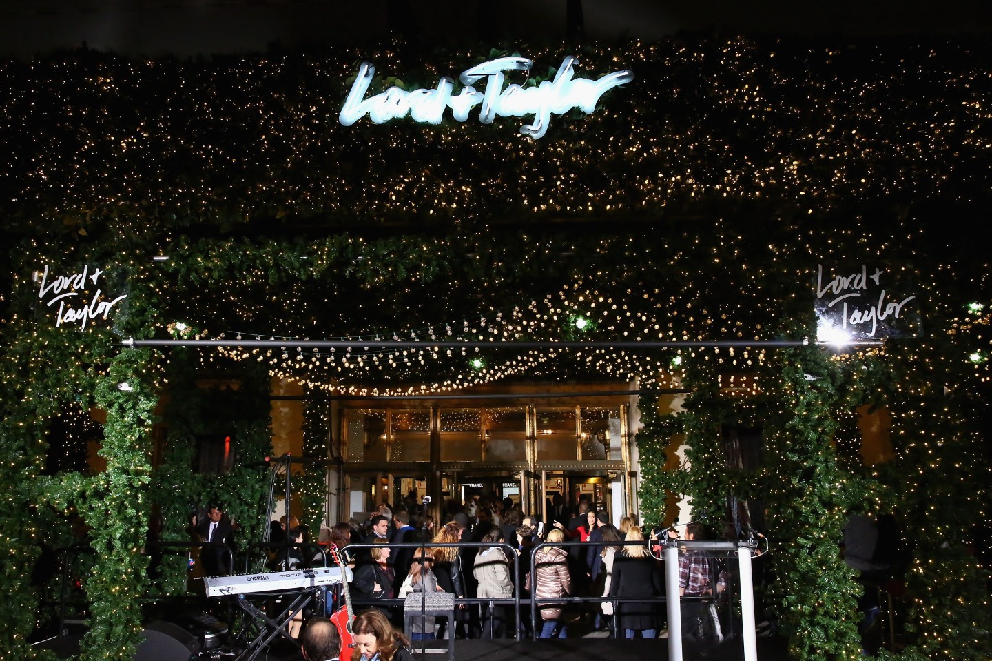 Lord &amp; Taylor NYC 2015 Holiday Windows Unveiling With Austin Mahone
