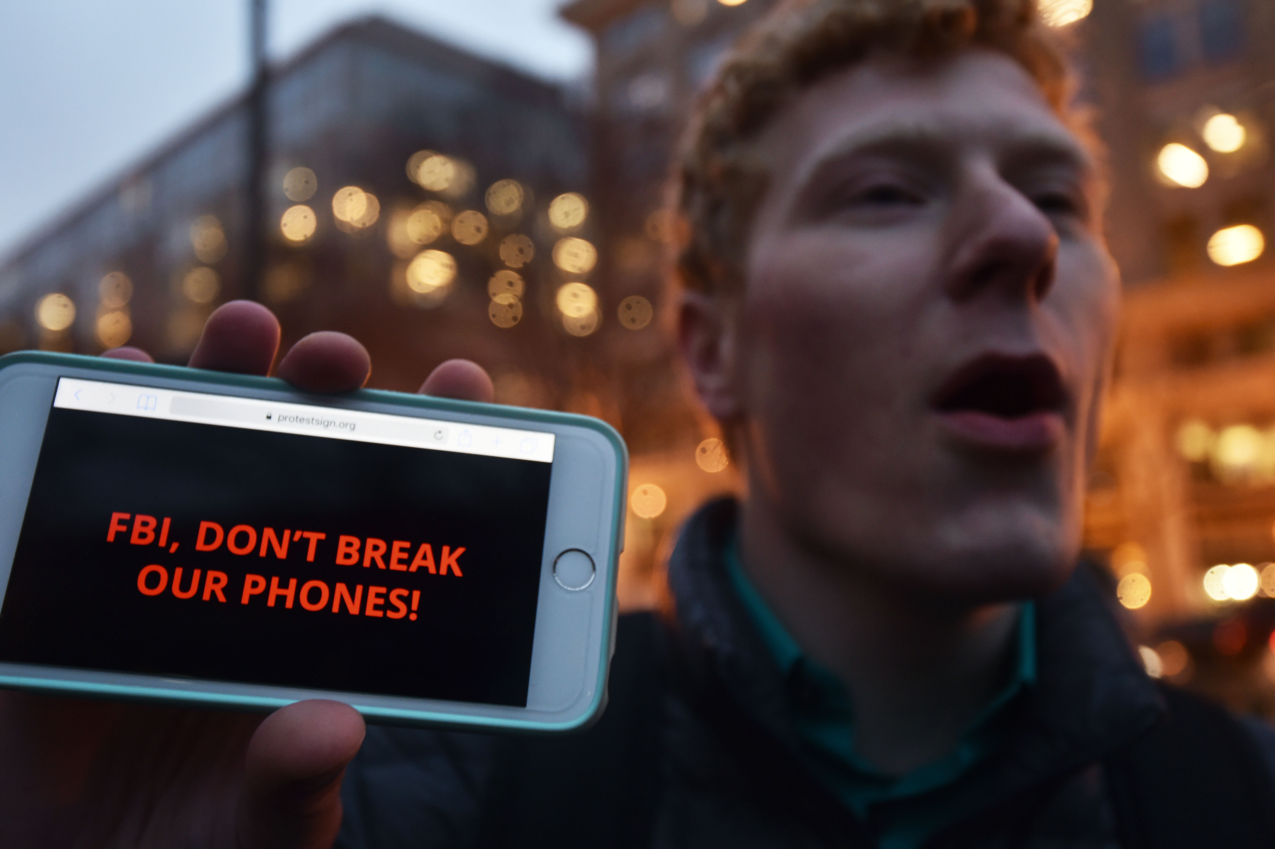 US ATTACKS IT COURT APPLE PROTEST