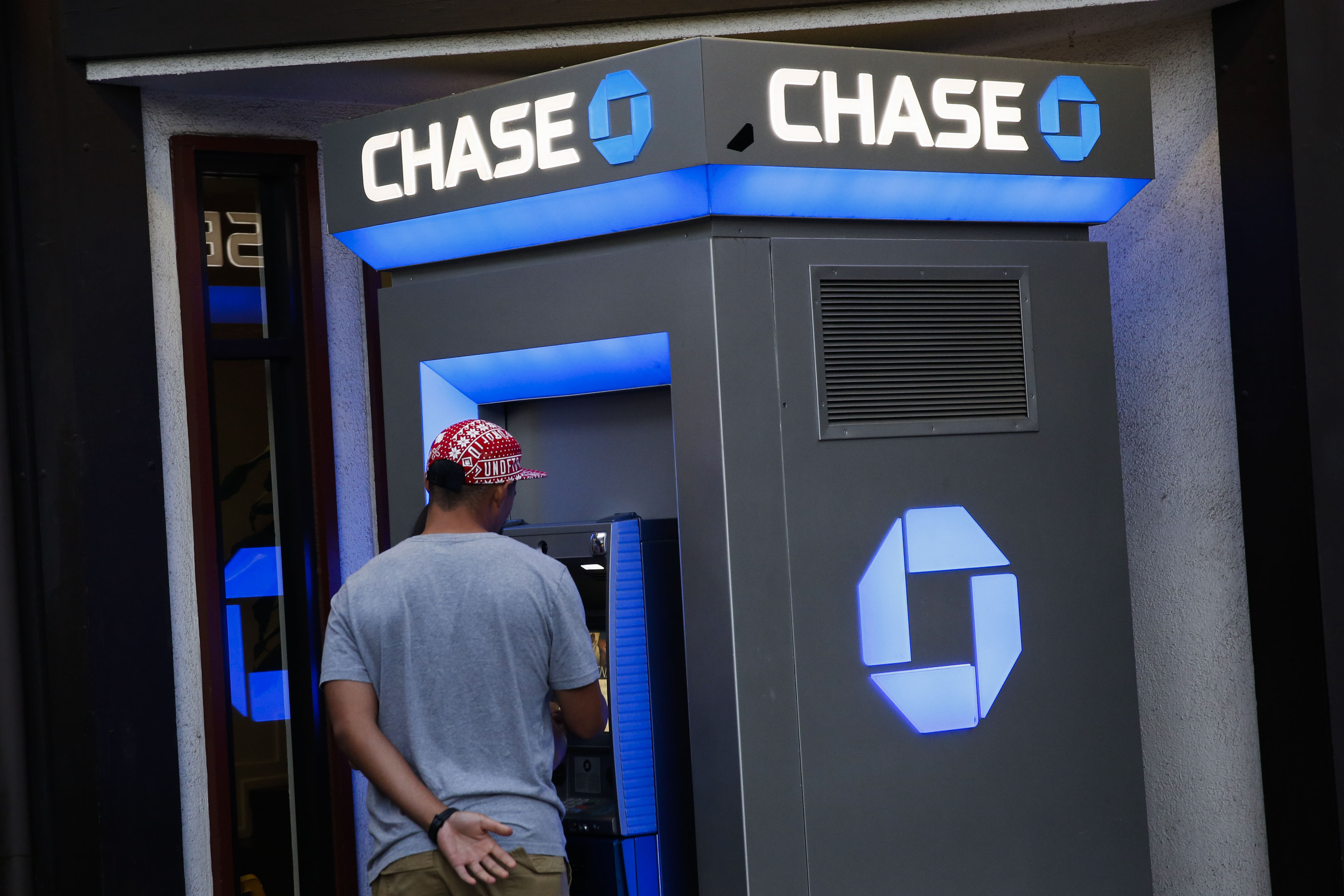 JPMorgan Chase & Co. And Wells Fargo & Co. Bank Branches Ahead Of Earnings