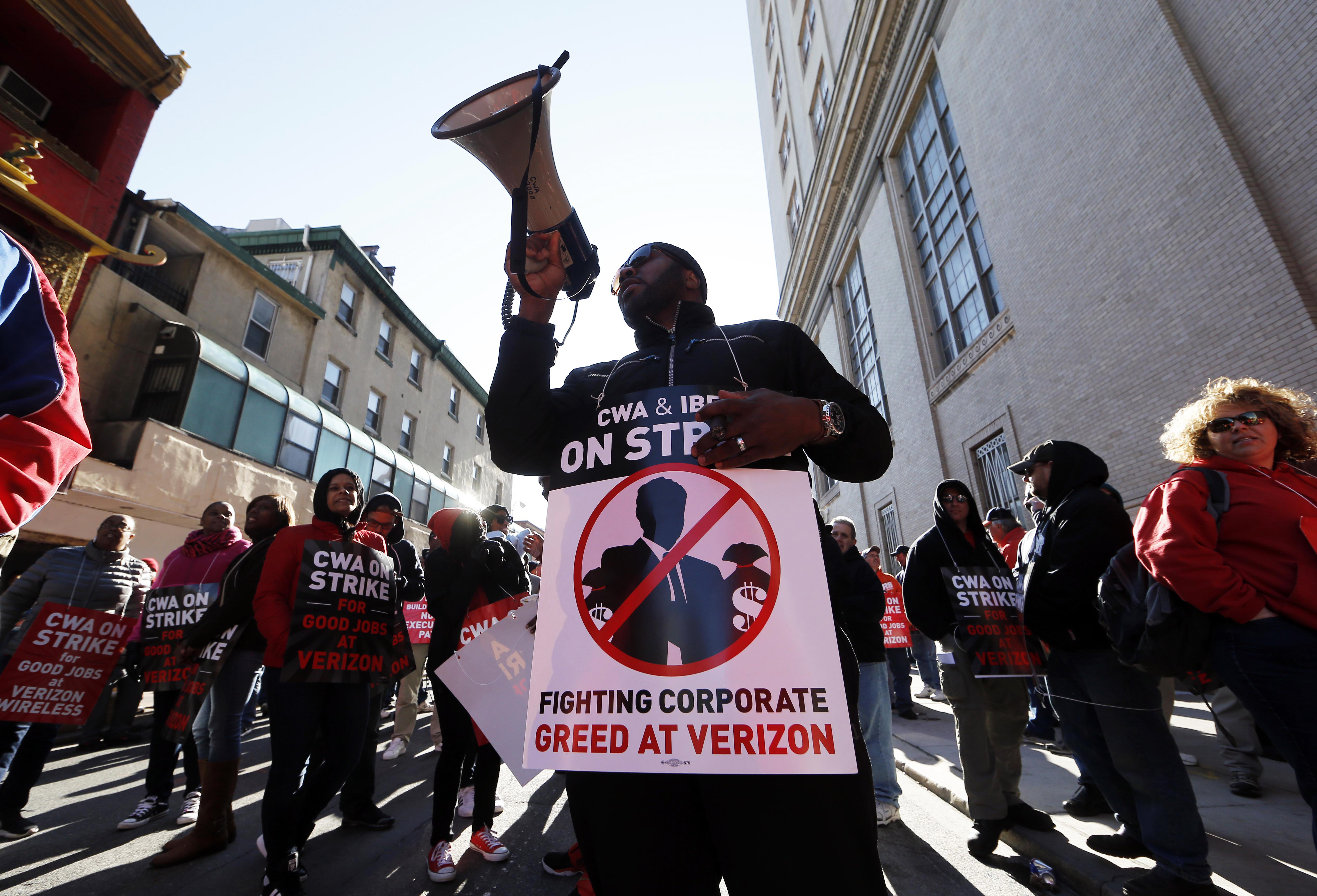APTOPIX Verizon Contract Talks