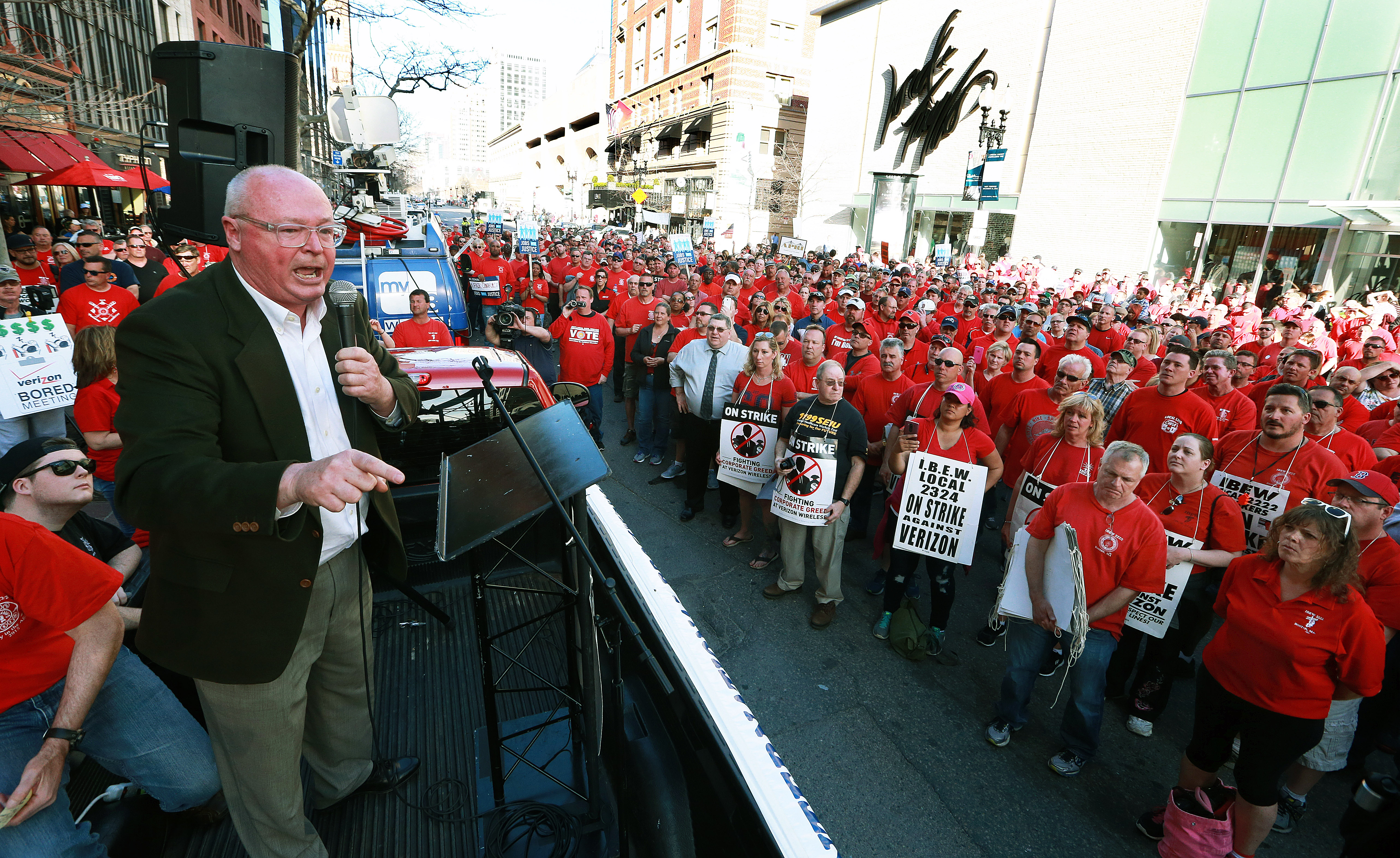 Verizon Employees On Strike