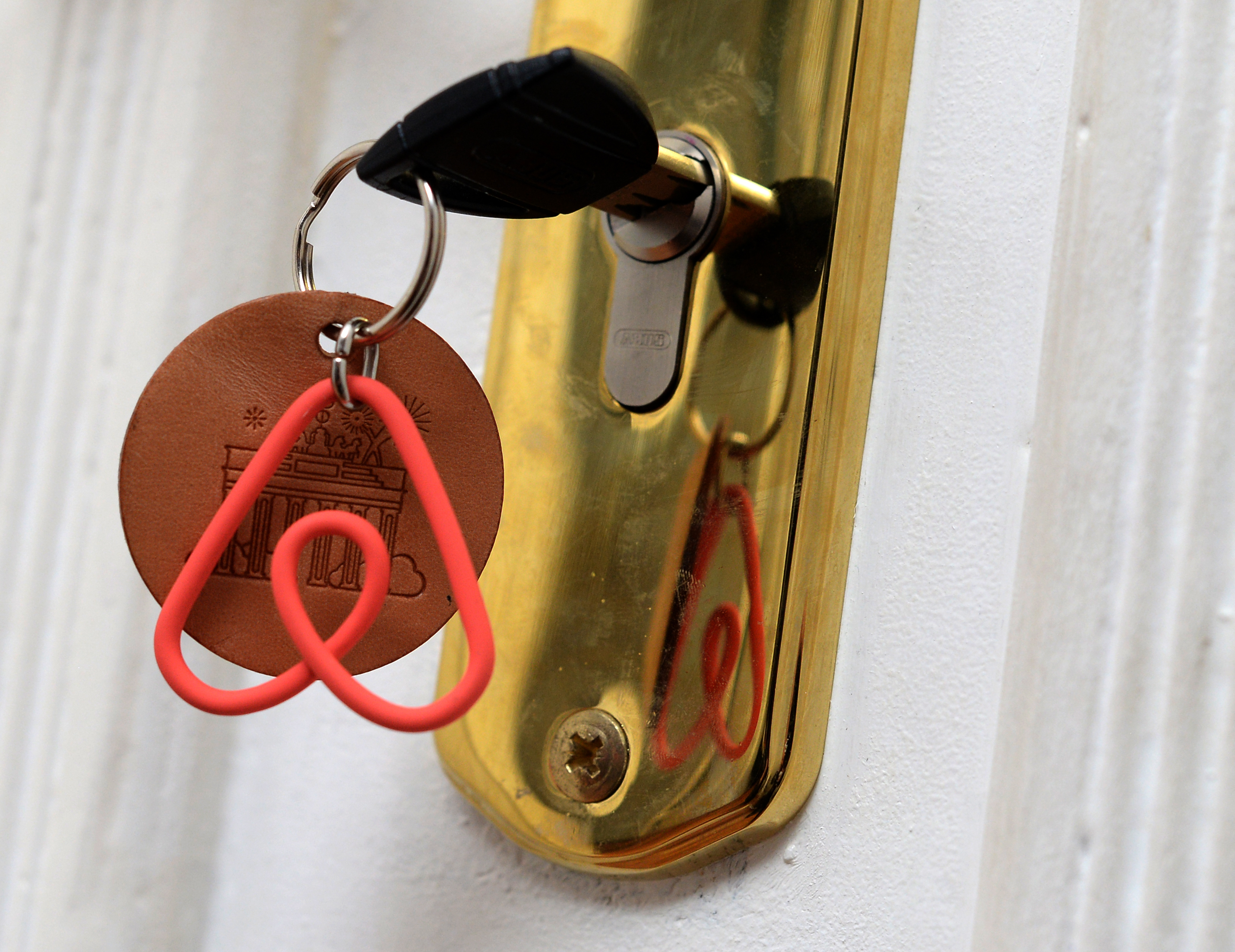 Wohnungsschlüssel mit Airbnb-Anhänger