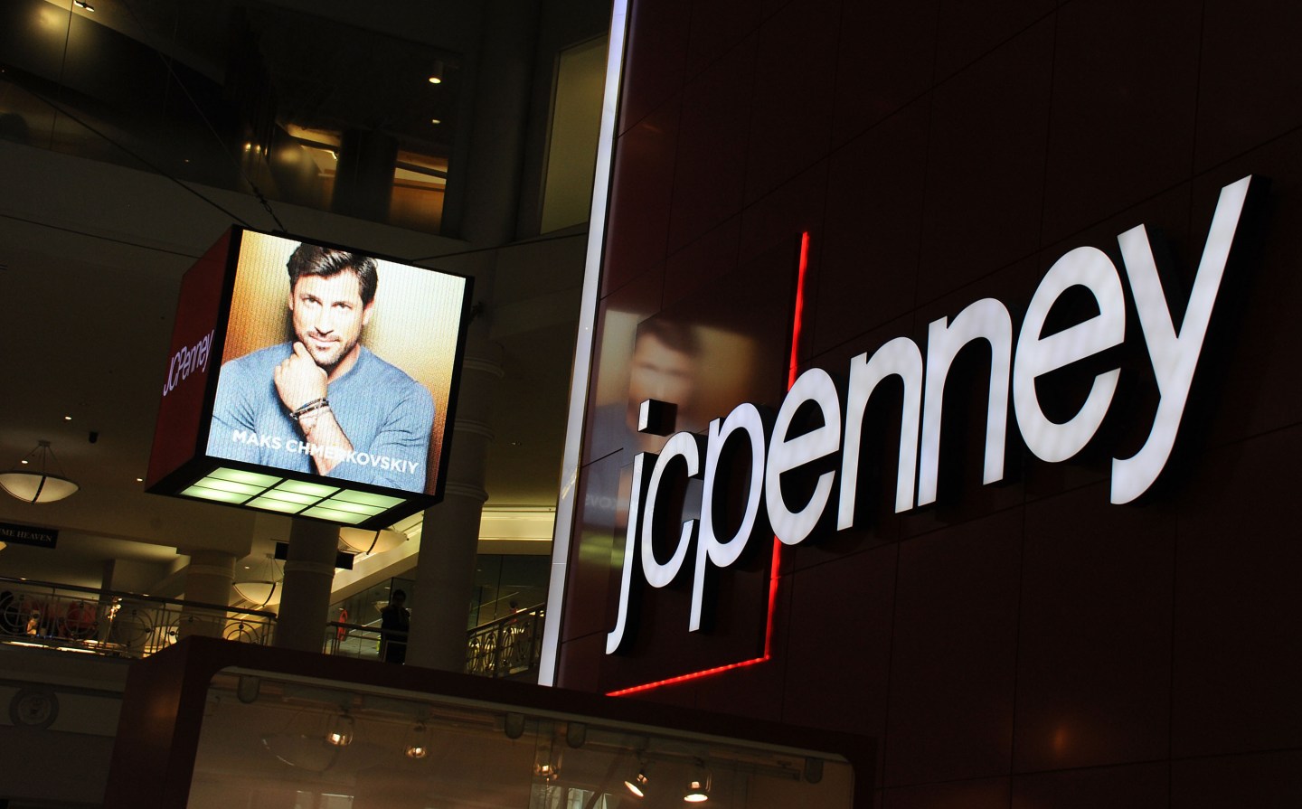 Maksim Chmerkovskiy And Peta Murgatroyd Teach Shoppers Dance Moves To Help Keep Active &amp; Fit