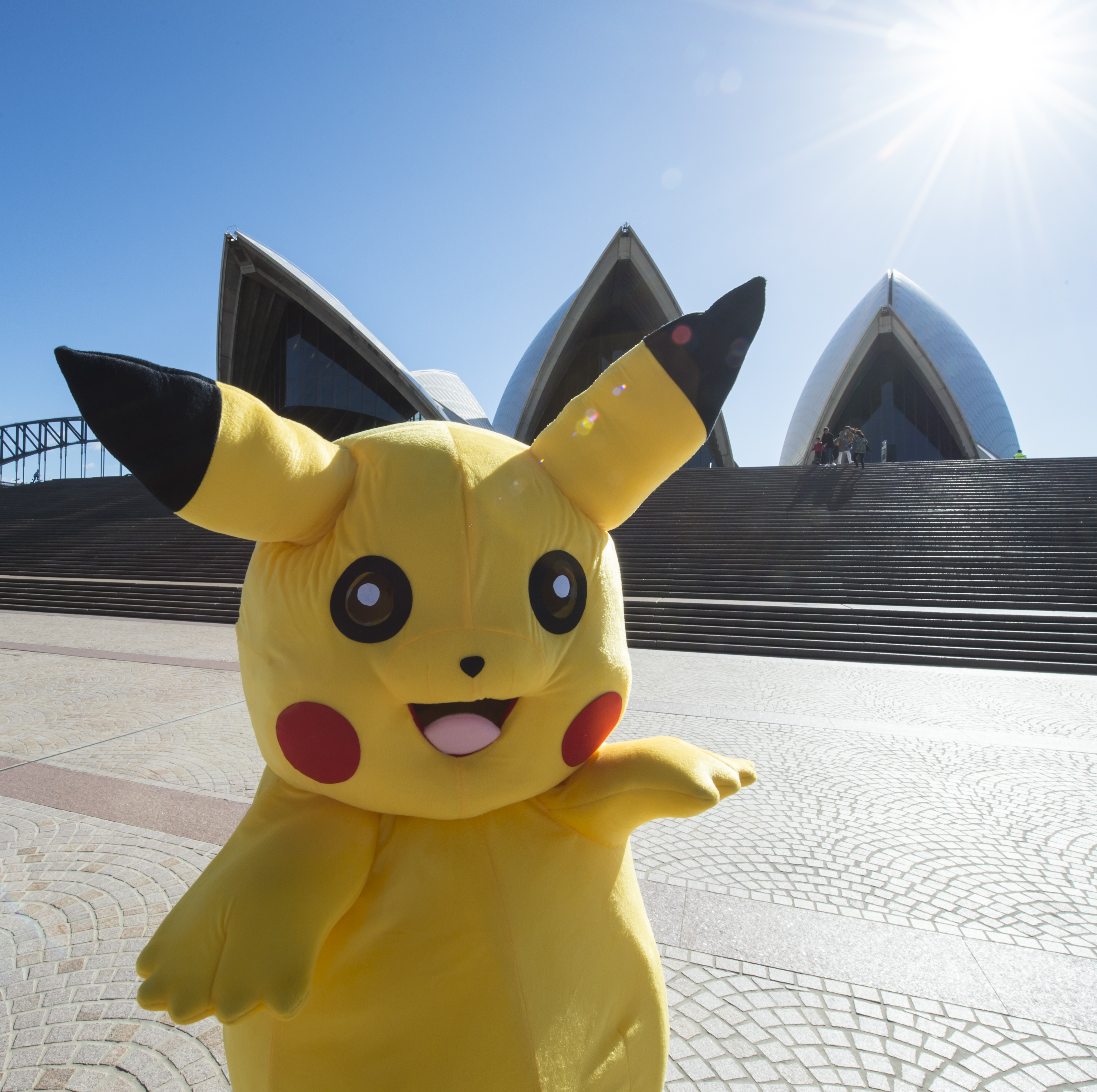 Pokemon GO Fans Chase Giant Pikachu Through Streets Of Sydney