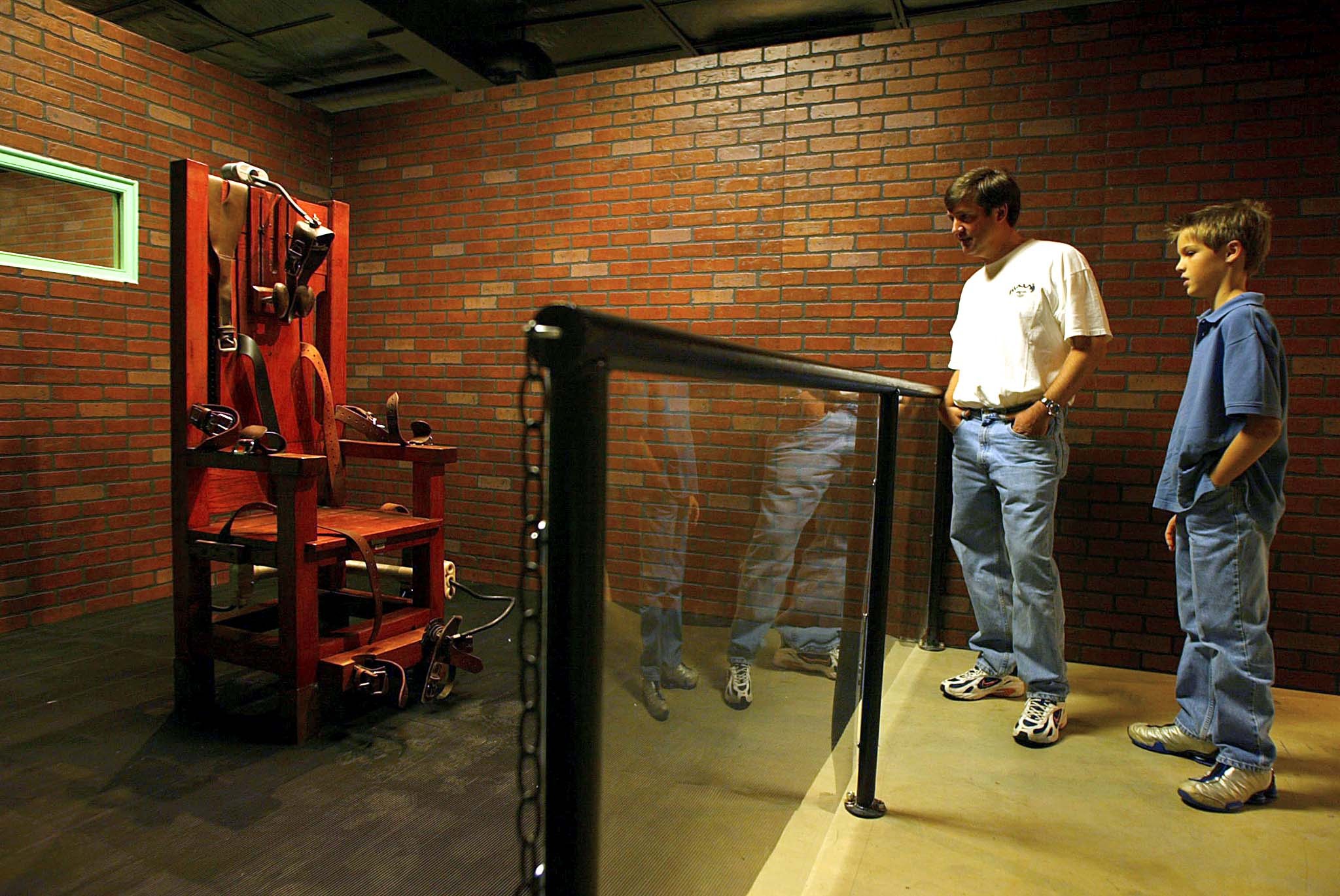 US-TEXAS PRISON MUSEUM-OLD SPARKY-VISITORS
