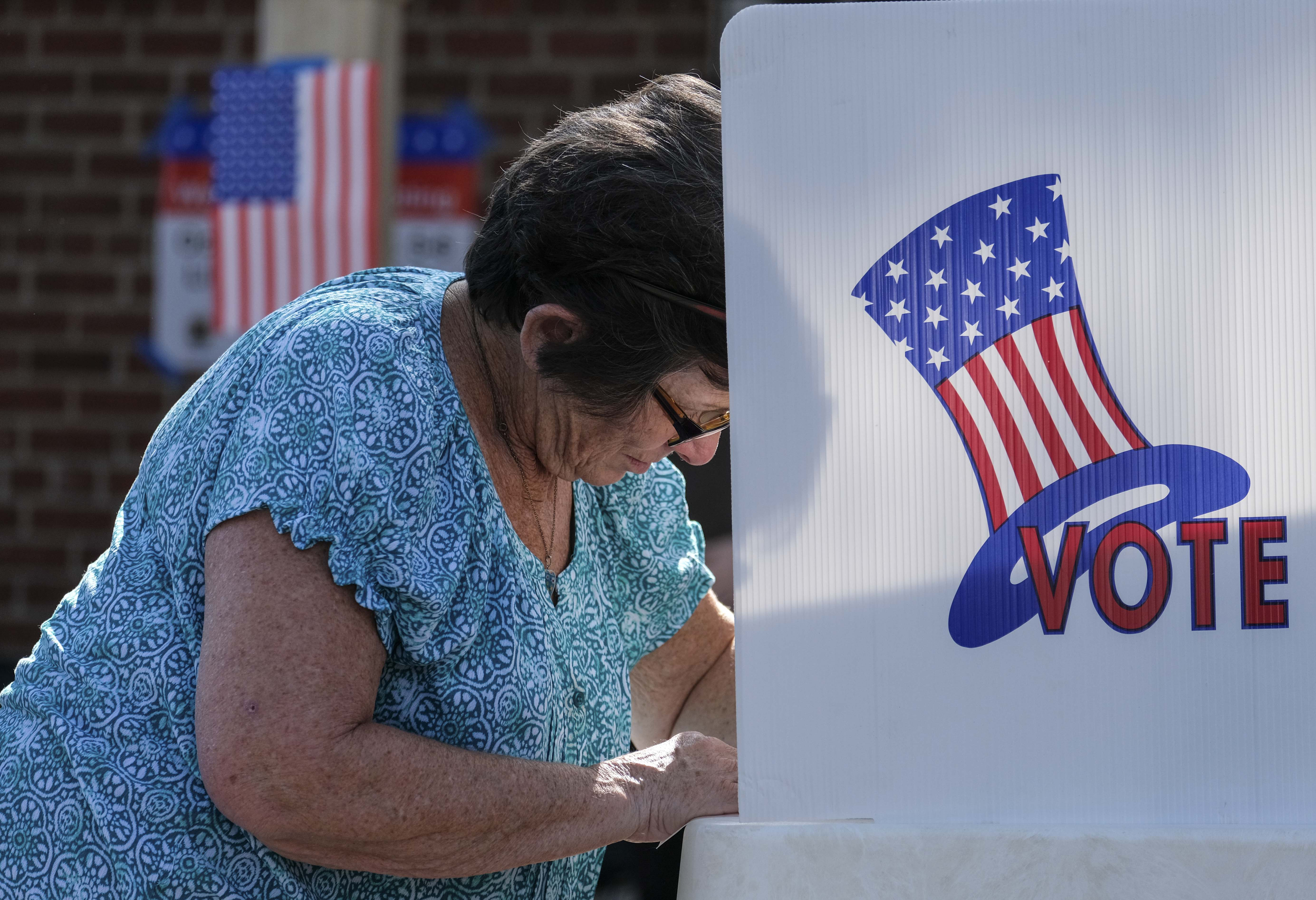 A voter fills out her ballot at a polling station in Los Angeles, California, the United States, on Nov. 6, 2016.