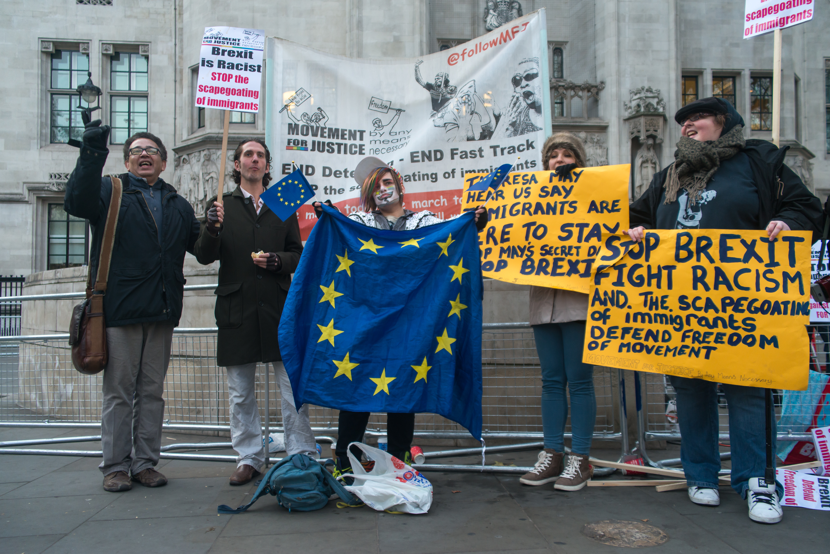 Anti-brexiters and Brexiters, clash outside the Supreme