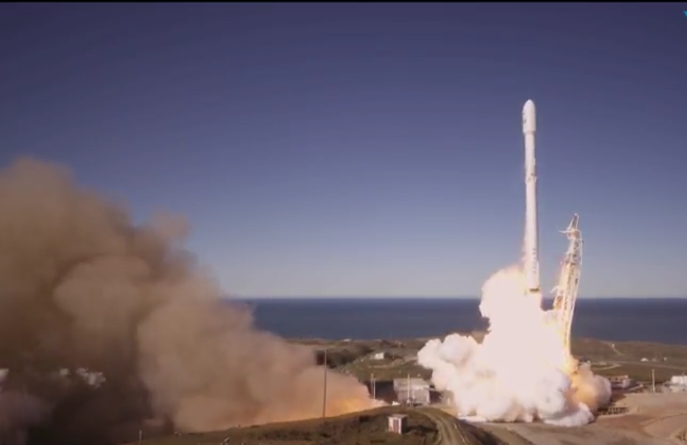 spacex rocket taking off 