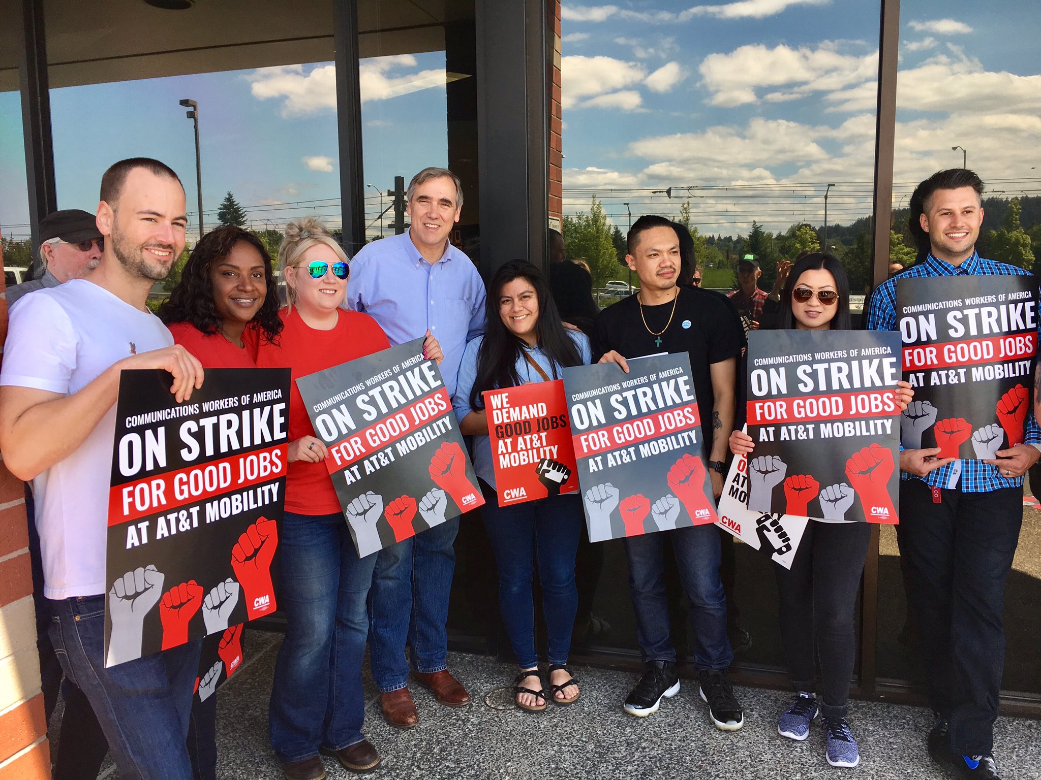 Sen. Jeff Merkley (D-Oregon) joins AT&T wireless workers on strike