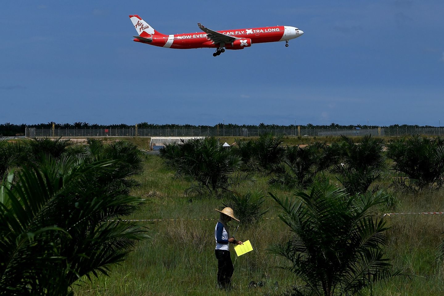 TOPSHOT-MALAYSIA-ECONOMY-AVIATION-AIRASIA