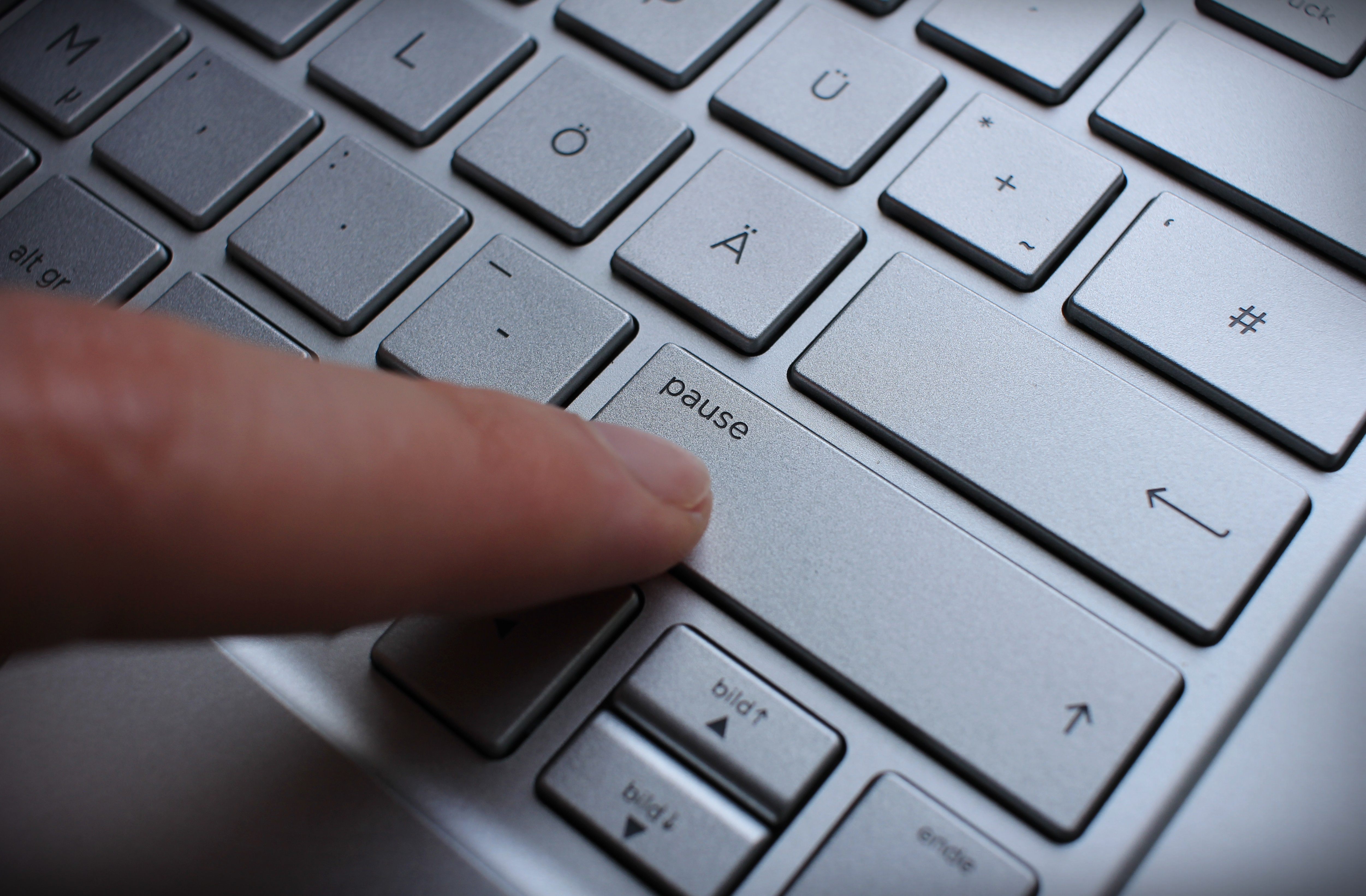 Pushing the break-button on a german silver QWERTZ keybord.