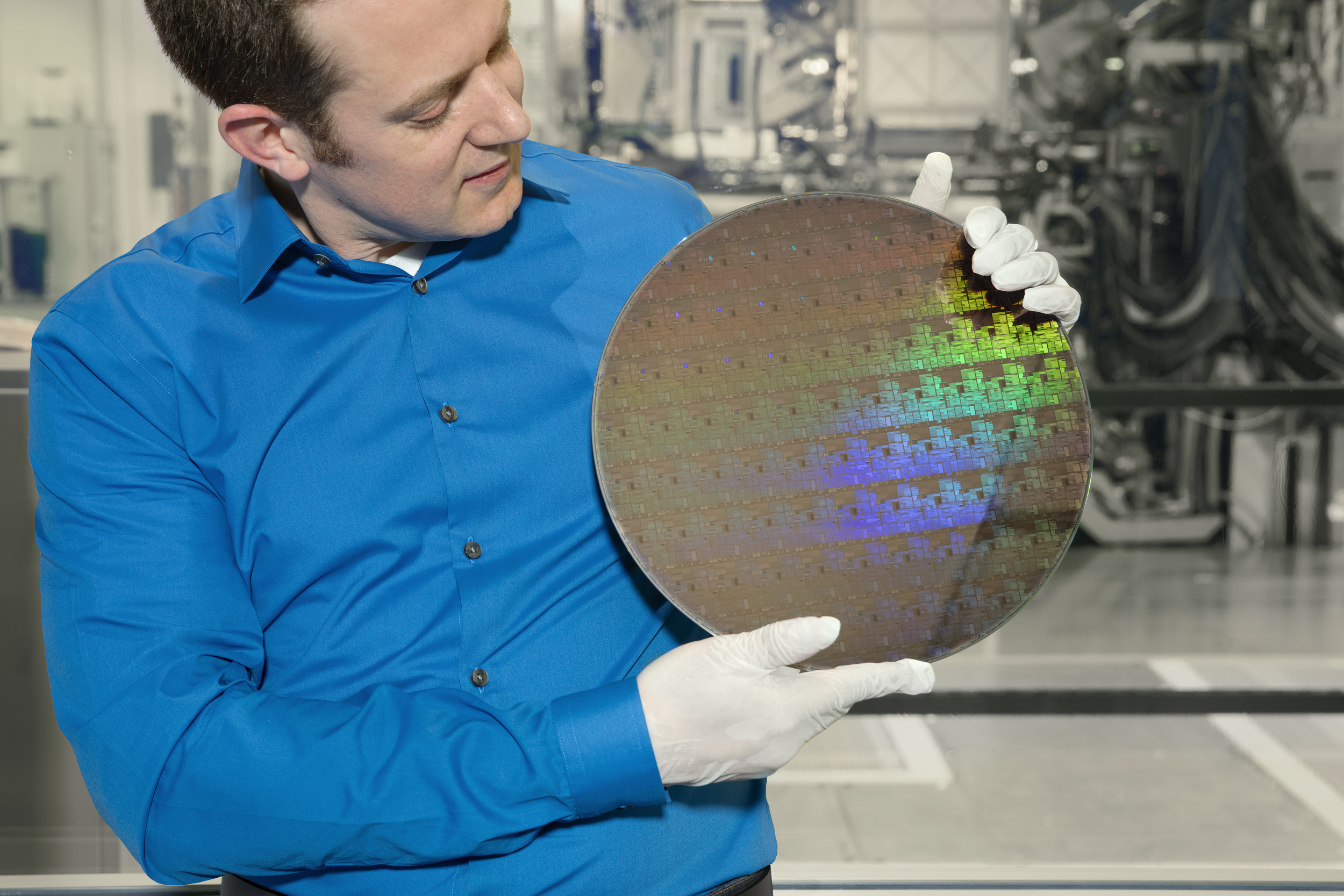 IBM says new chip technology will extend Moore's Law