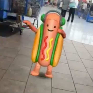 Snapchat's new dancing hotdog filter has taken the Internet by storm.