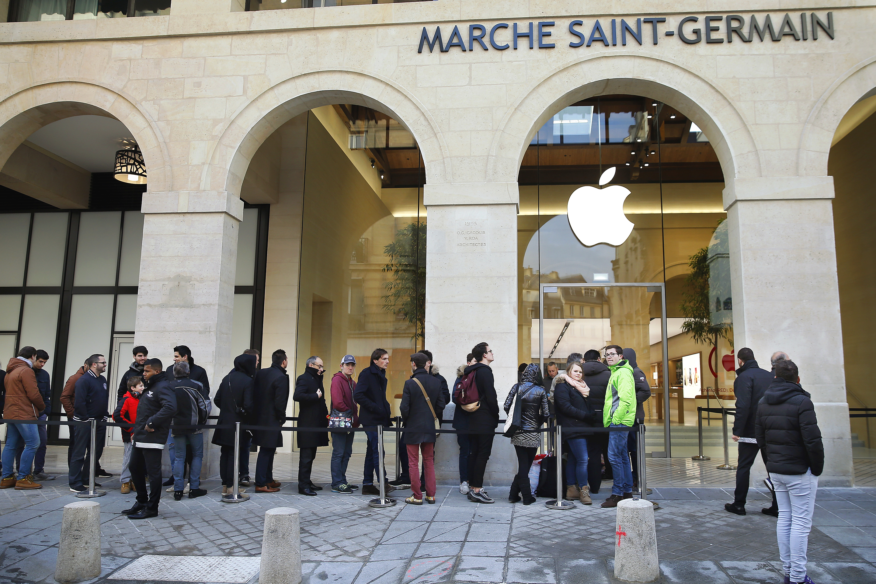 Apple Store Saint Germain Opens To Public In Paris