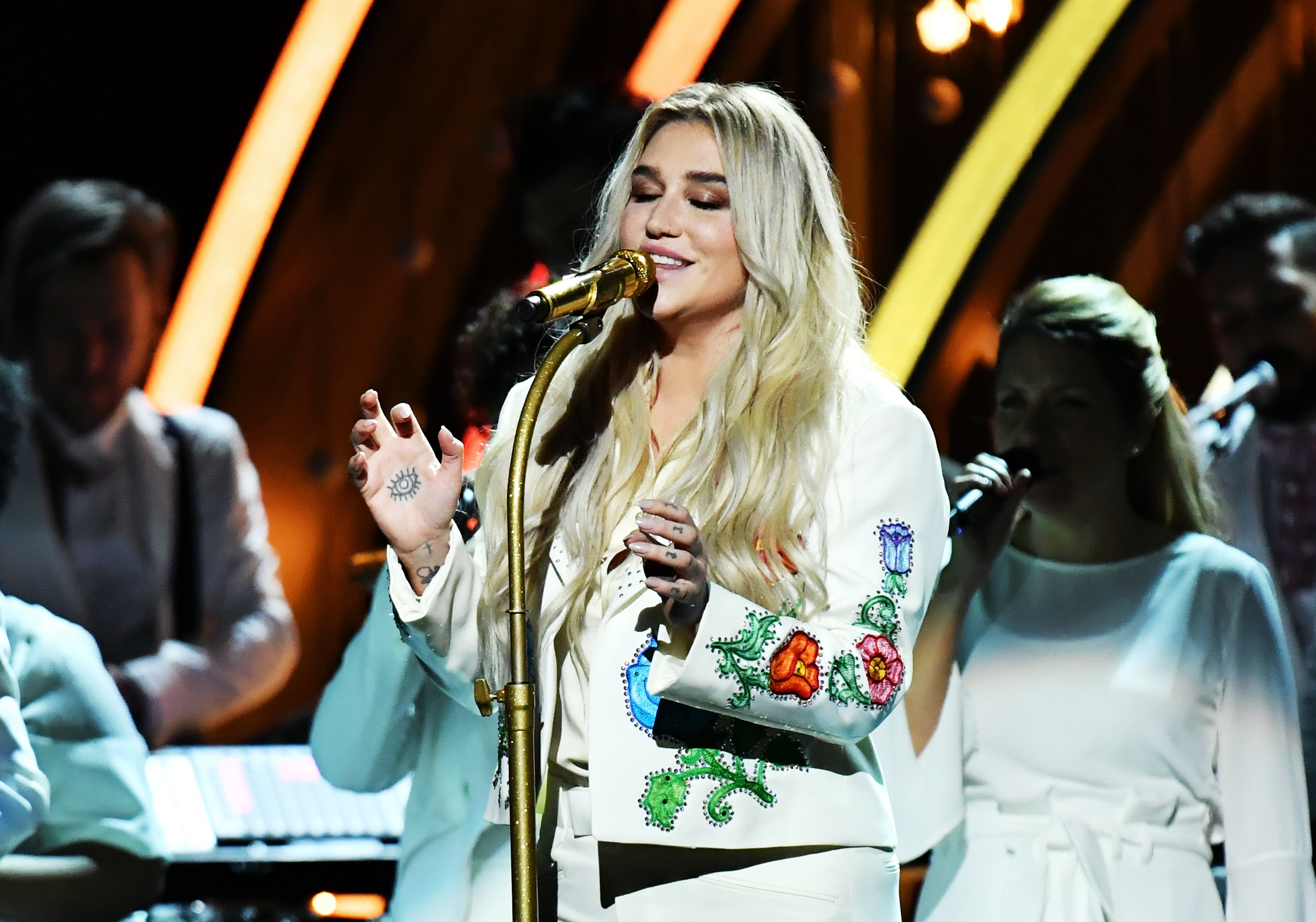 Kesha singes "Praying" at Grammys Sunday night