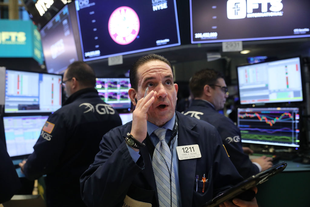 Dow Continues Decline, Dropping Over 300 Points In Early Trading