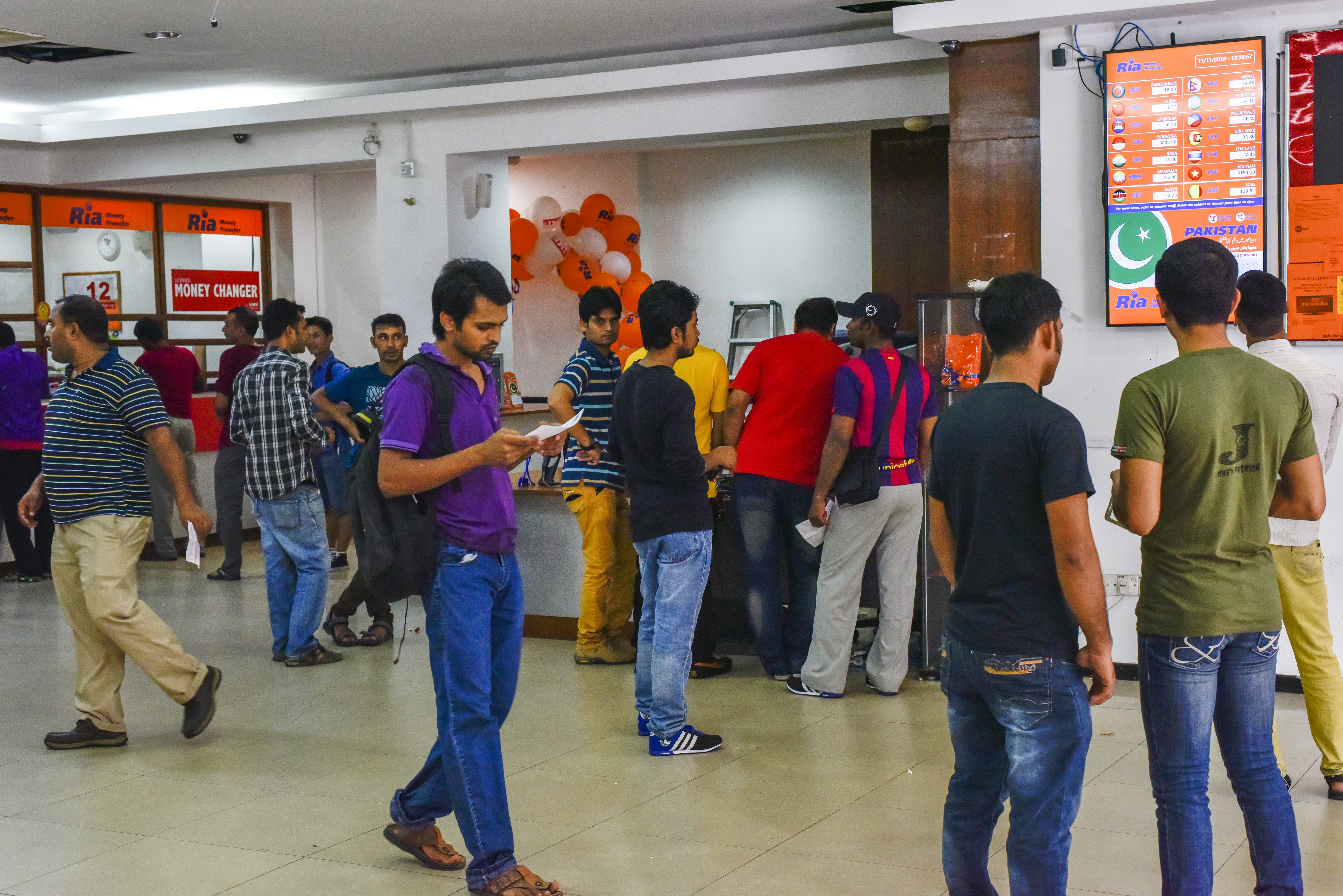 Money changers stop buying, selling 500 and 1,000 rupee notes