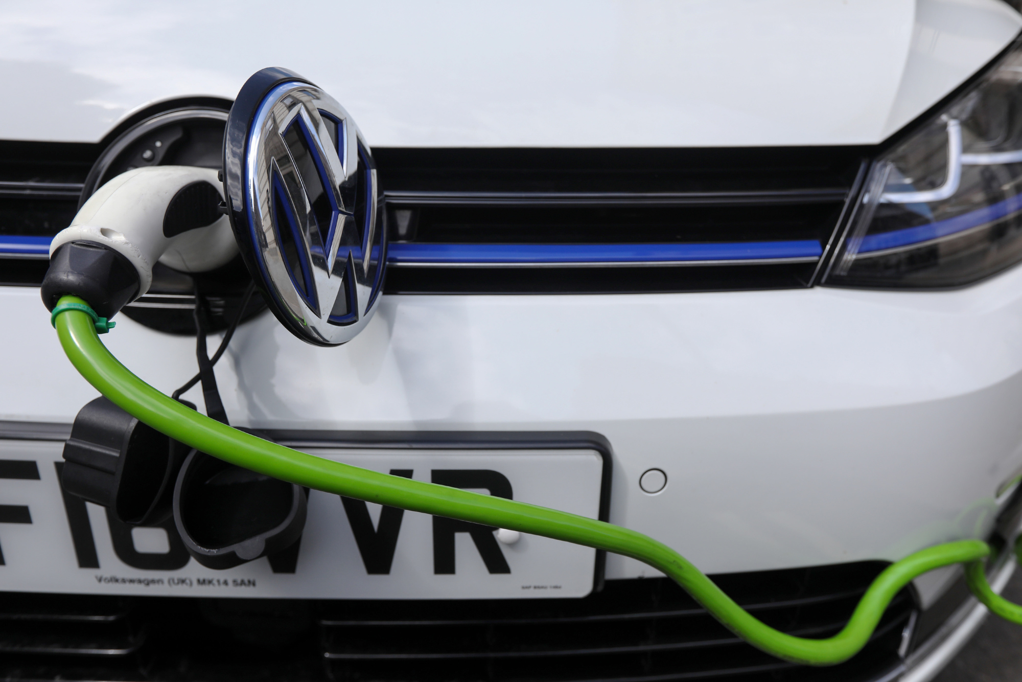 U.K. Joins France, Says Goodbye To Fossil-Fuel Cars By 2040