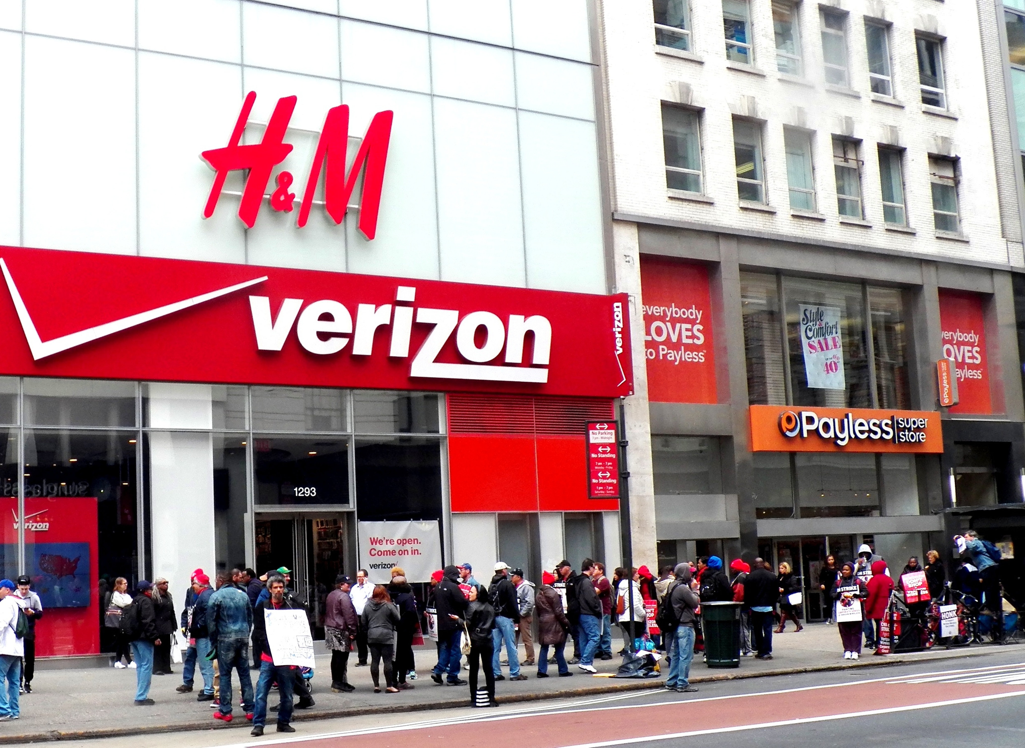 Verizon workers on strike in 2016