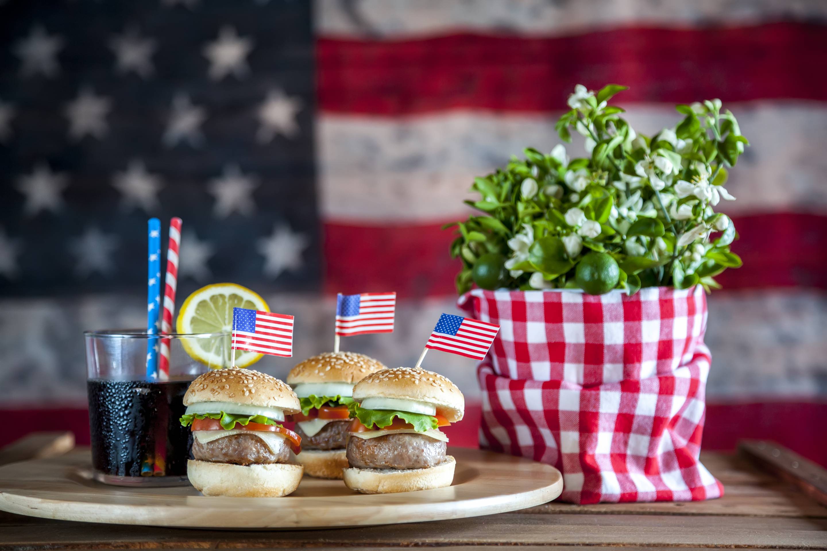 4th July, cheeseburgers & background American flag