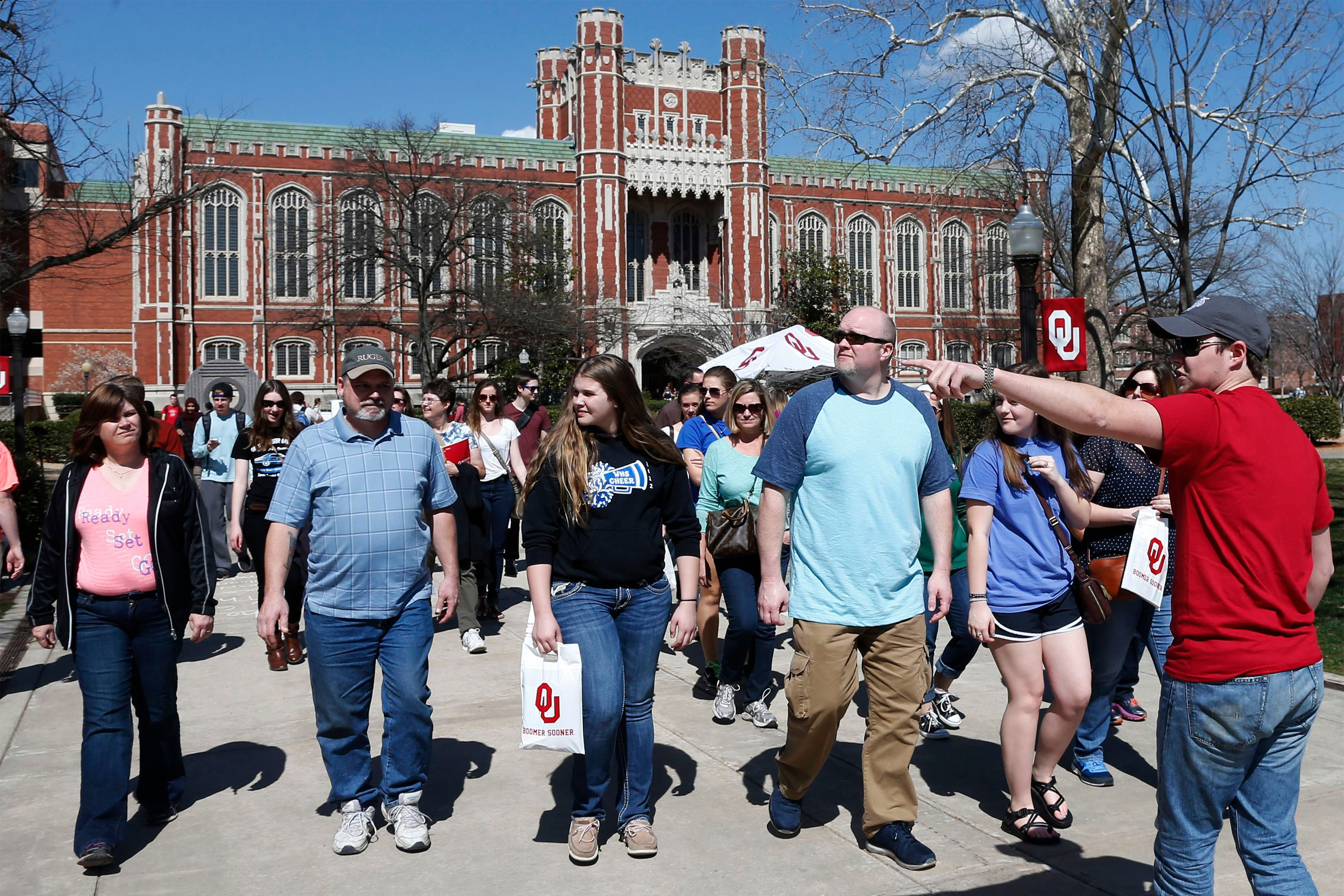 prospective-students-college-campus
