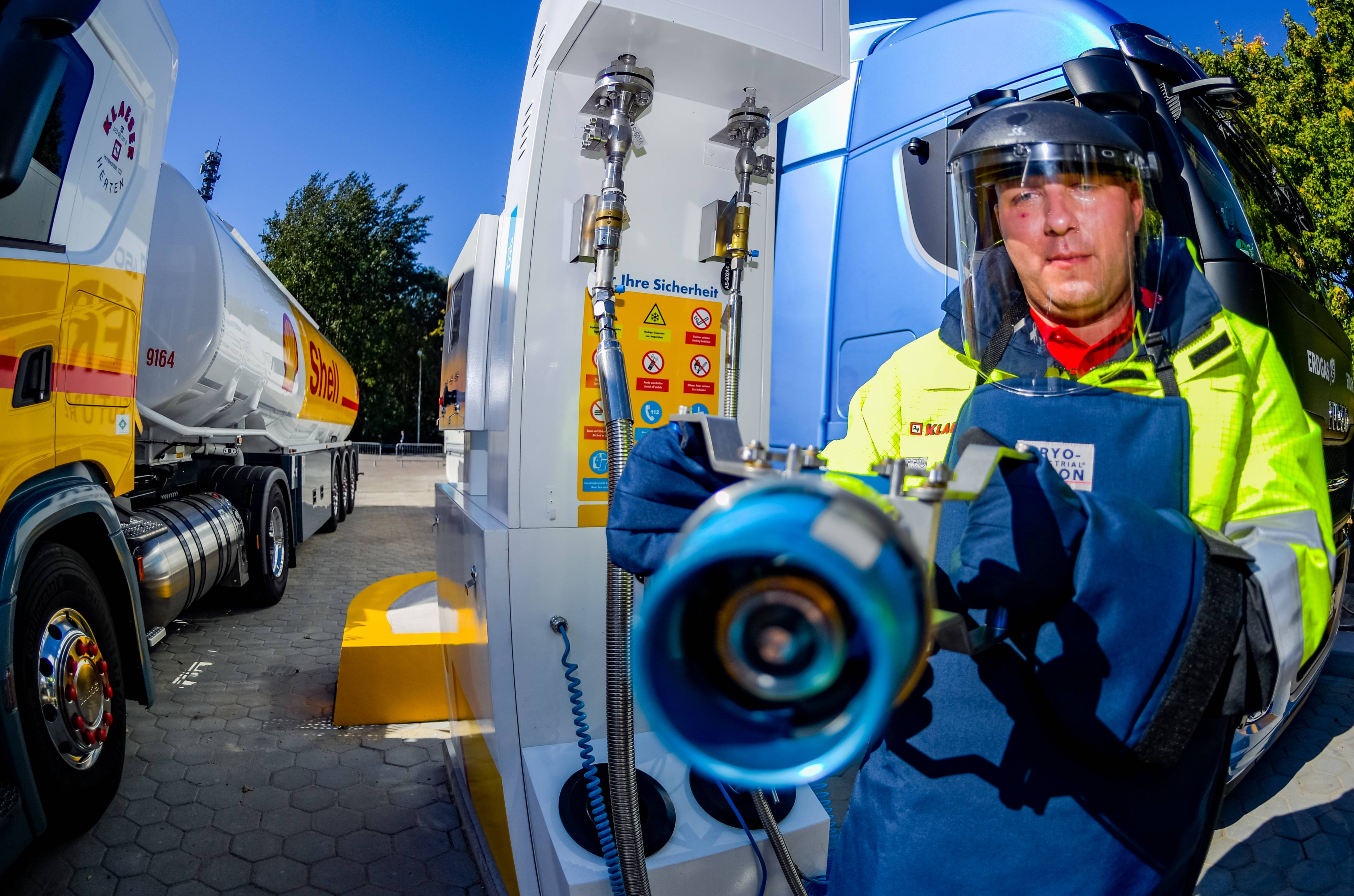 Shell opens first LNG branded filling station