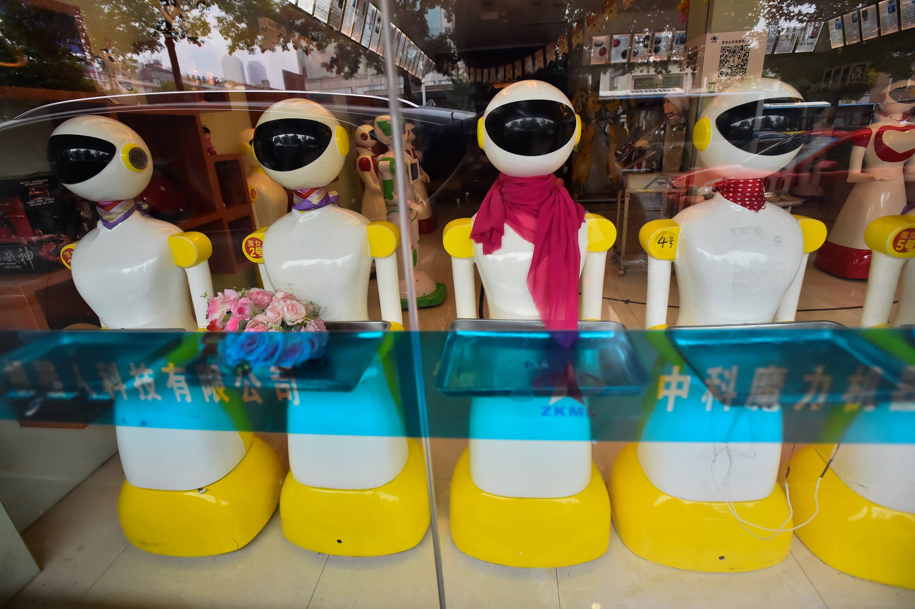 First Robot 5s Shop Opens in China's Changsha
