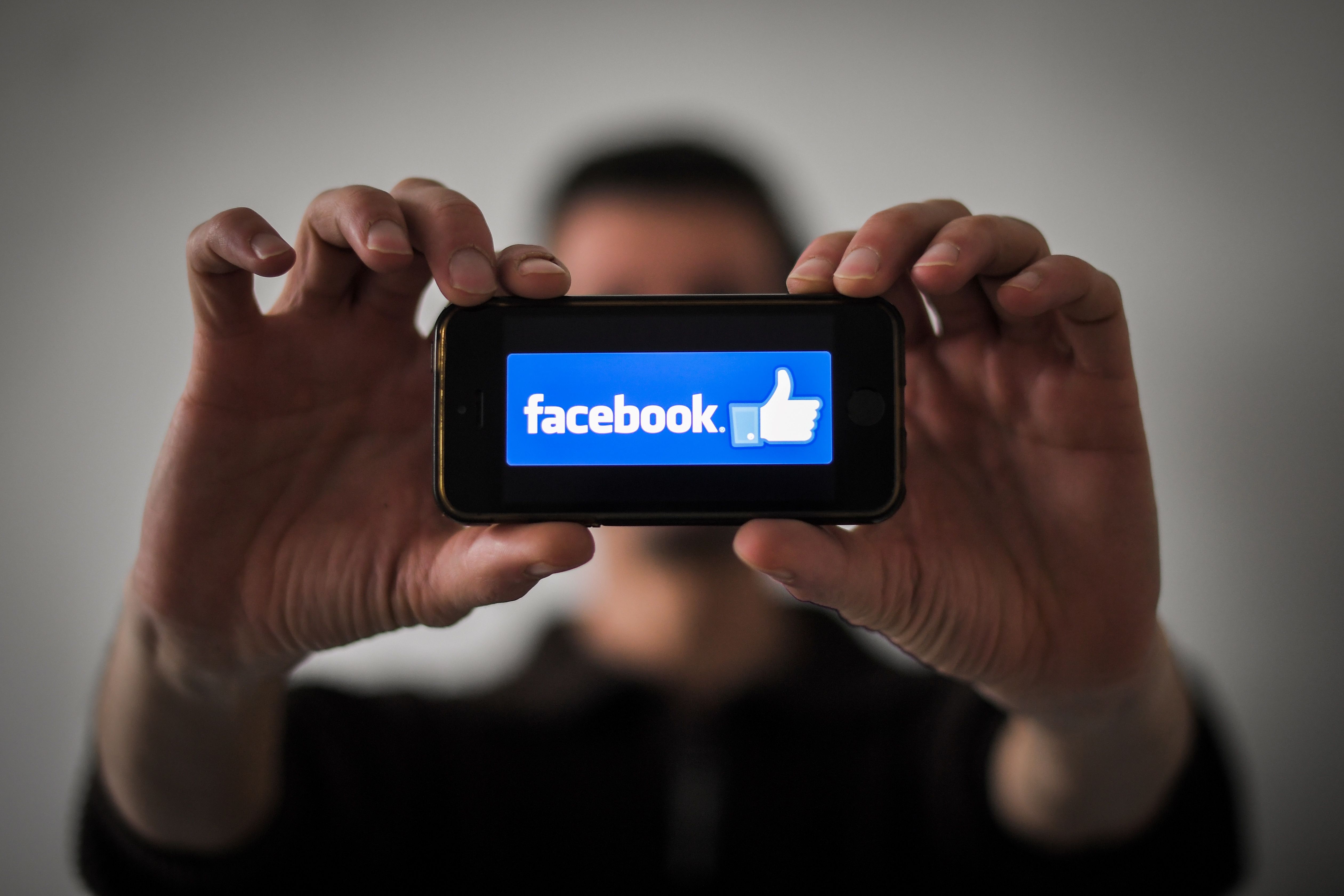 FRANCE-SOCIAL-NETWORK-FACEBOOK-TECHNOLOGY